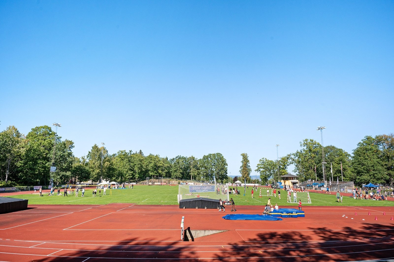 Ta lysløypen gjennom skogen ned til Berger stadion. Her finner du fotballbaner, ballbinger og et rikt løypenettverk med lys sommer som vinter. Galleribilde