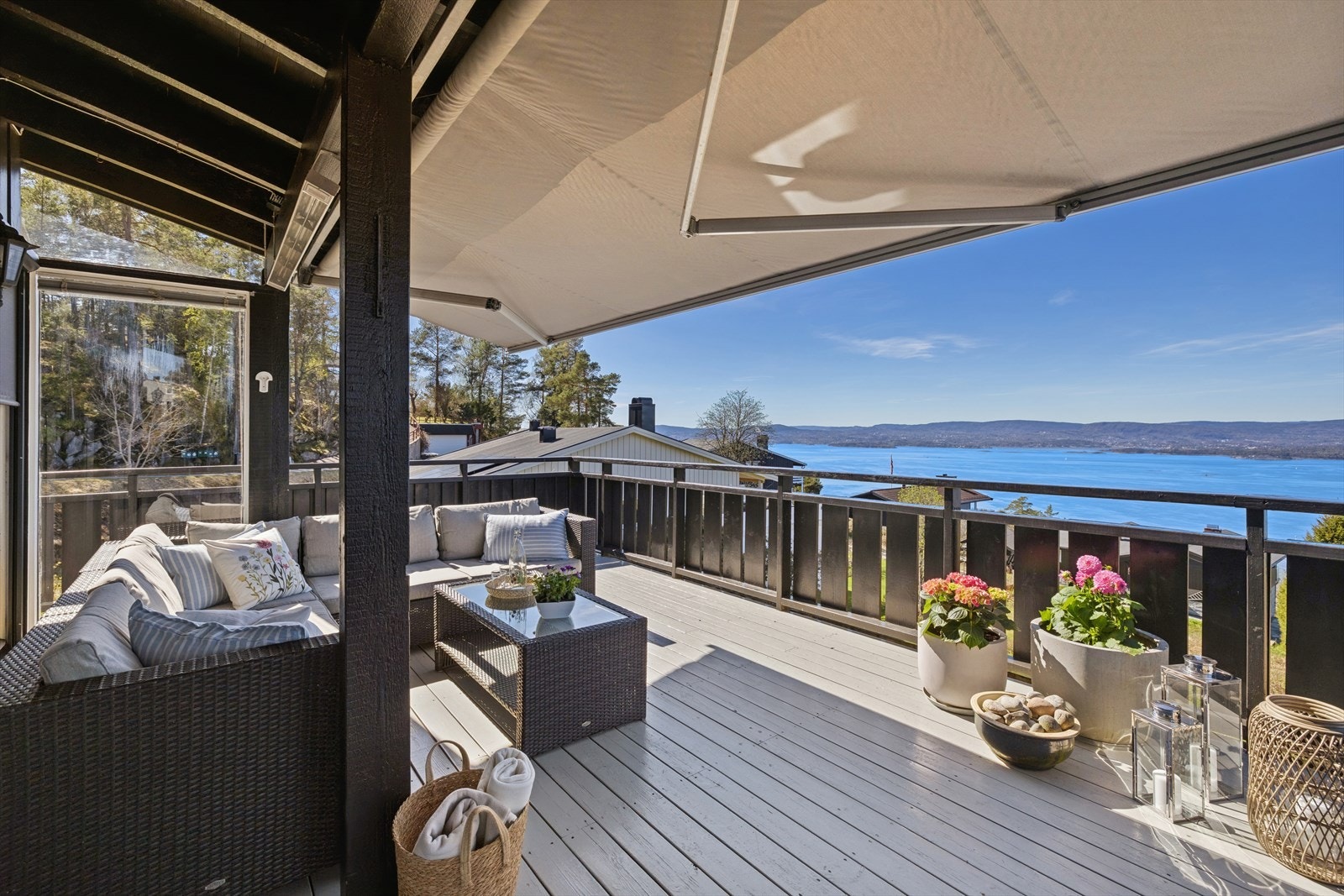 Stor terrasse med god plass til å innrede i flere soner. Galleribilde