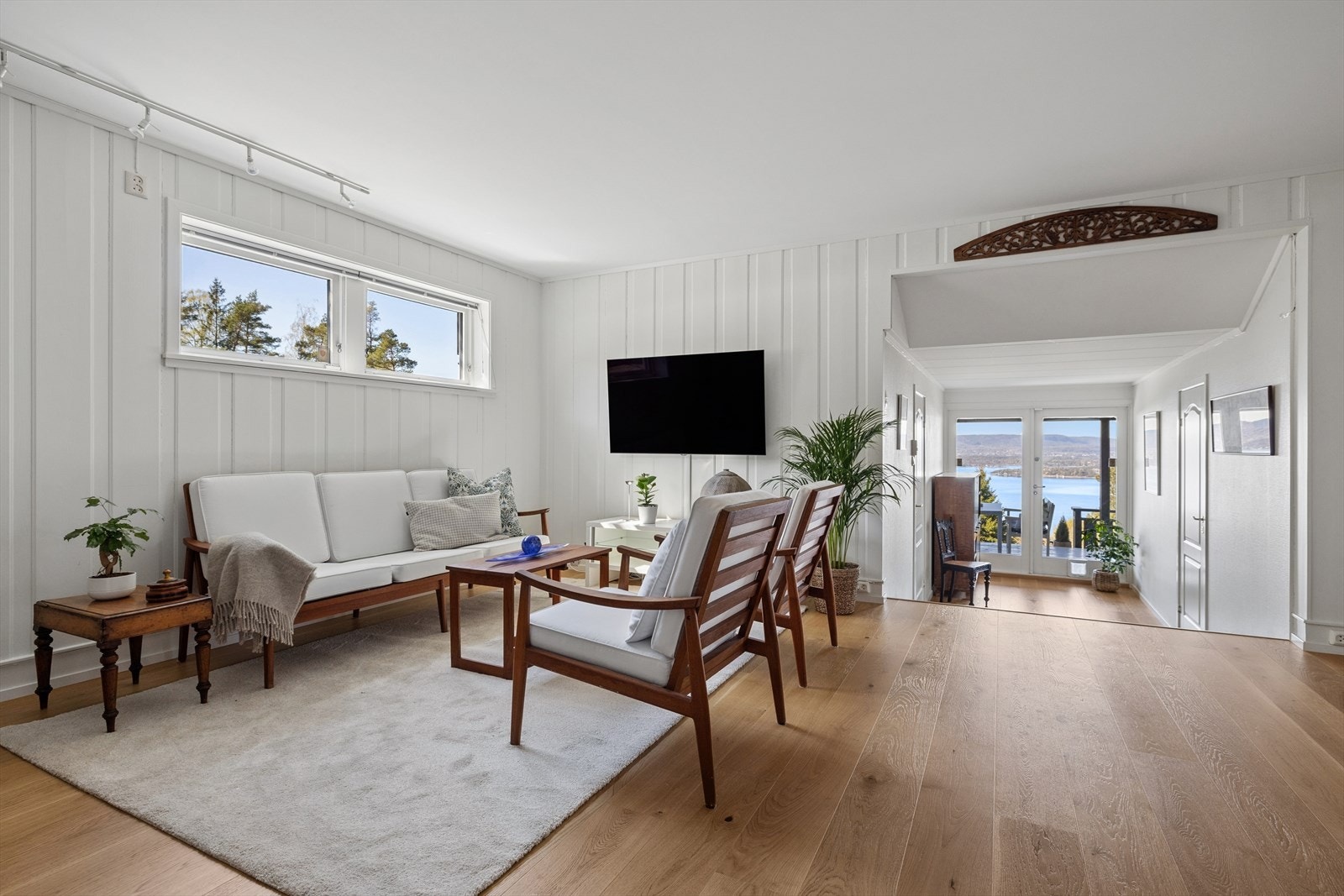 Utgang til en deilig utpleass med overbygget platting på ca. 36 m² som ligger skjermet til. videre adkomst ned til den flotte hagen. Galleribilde