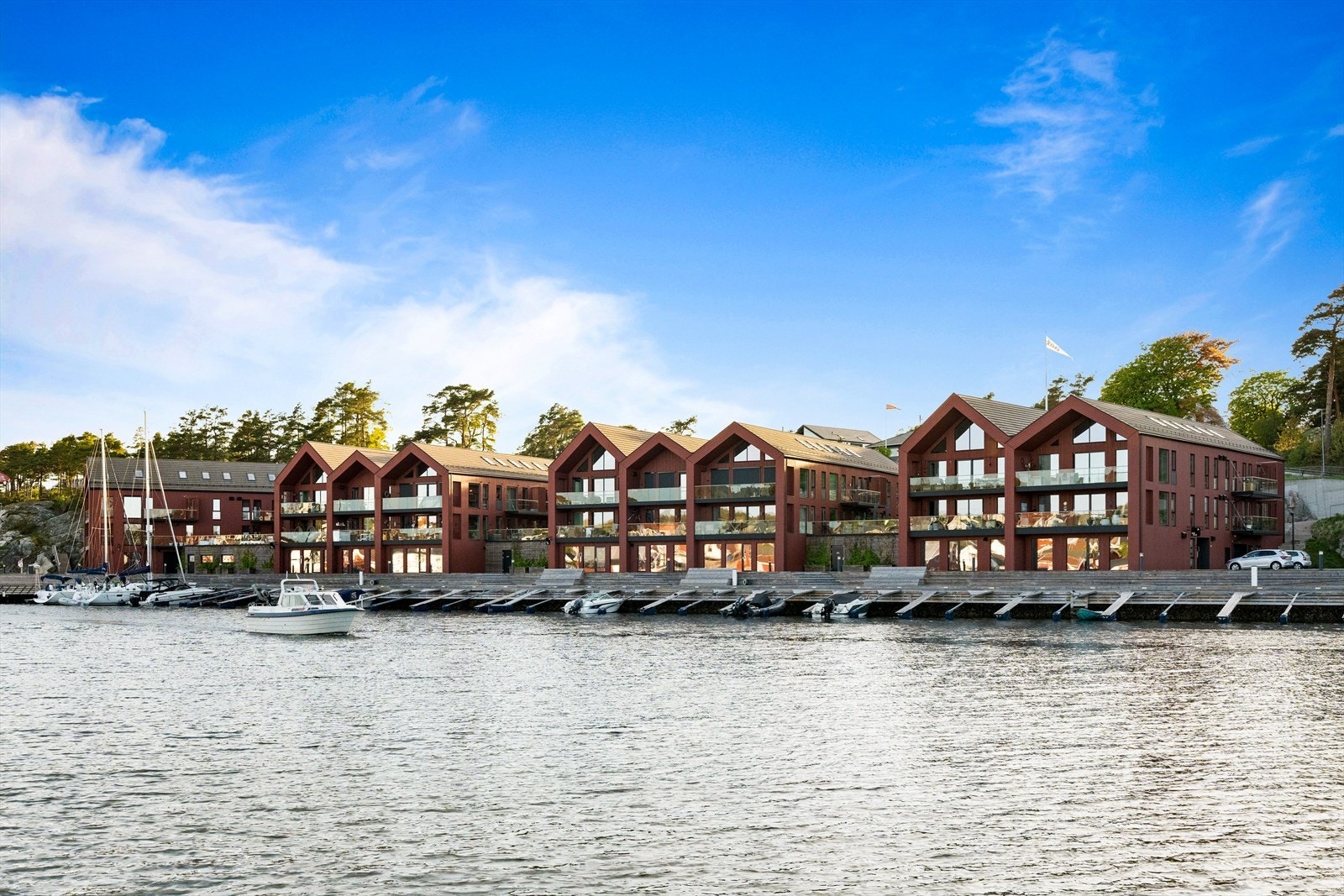 Sjøhuset Engelsviken er et moderne leilighetskompleks fra 2020 med maritim arkitektur. Galleribilde