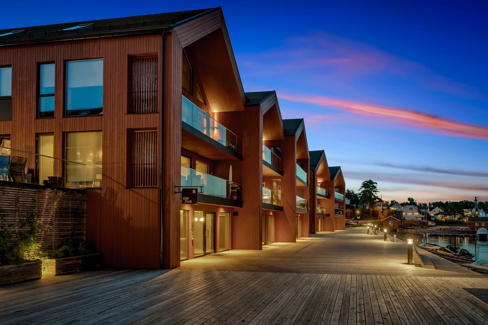 Bryggepromenaden er et flott sted for en kveldstur. Galleribilde