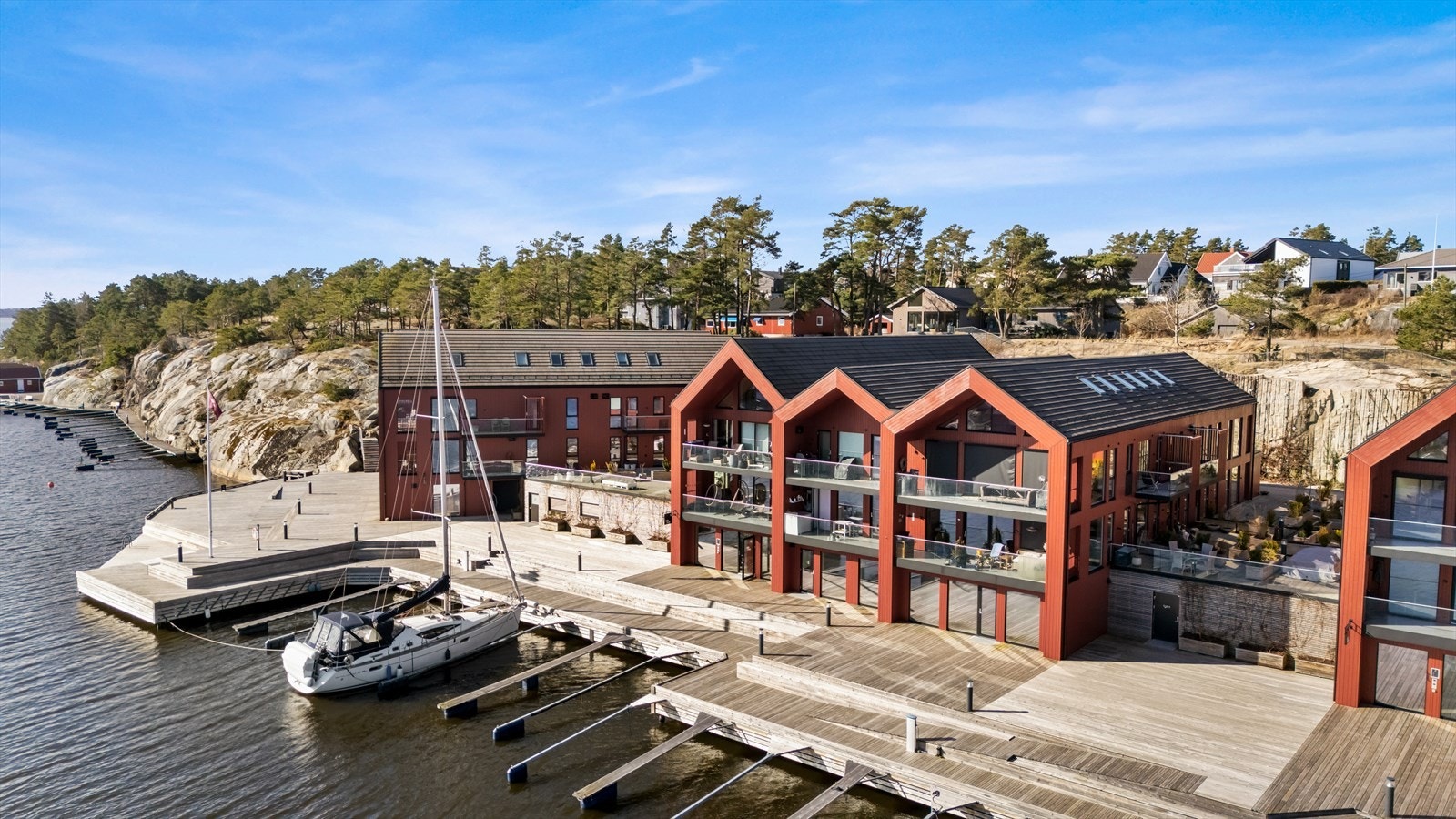 Bygningene er plassert for å maksimere utsikt og solforhold for beboerne. Galleribilde