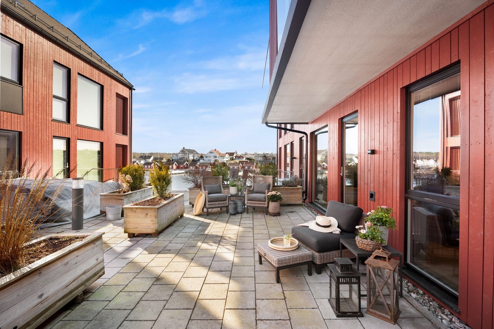 Fra stuen er det direkte utgang til en romslig, privat uteplass med god plass til utemøbler og plantekasser. Galleribilde