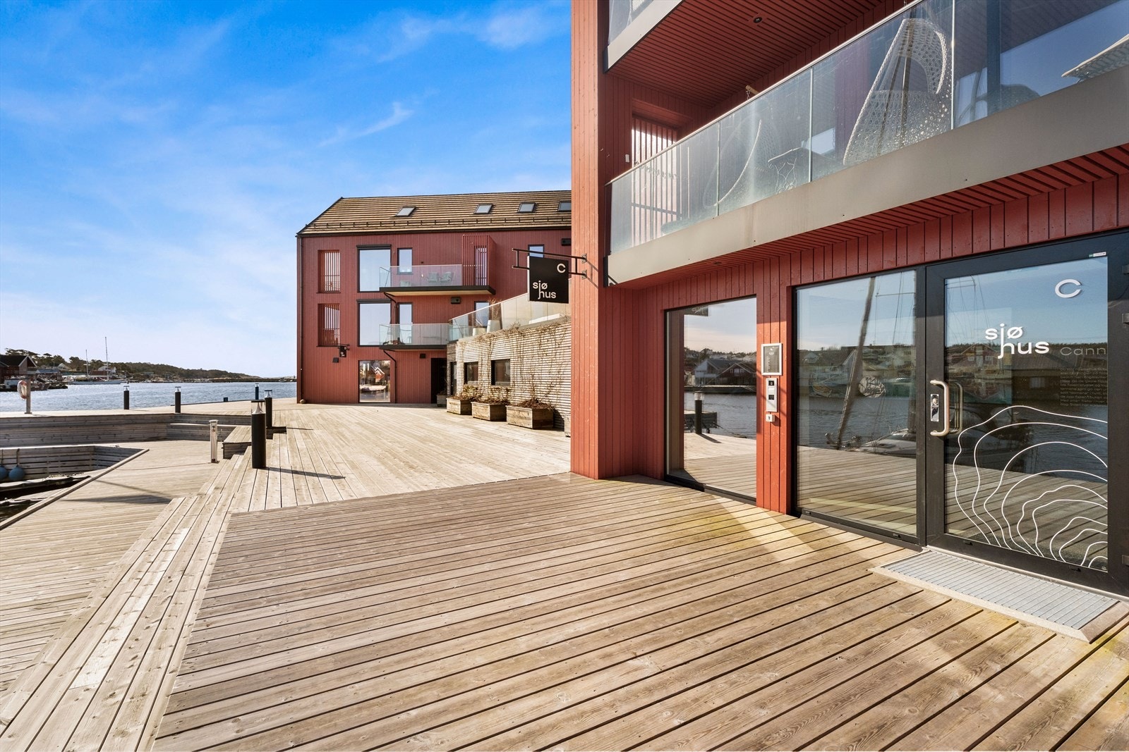 Hovedinngangen til bygget er tydelig merket og lett tilgjengelig fra bryggen. Galleribilde