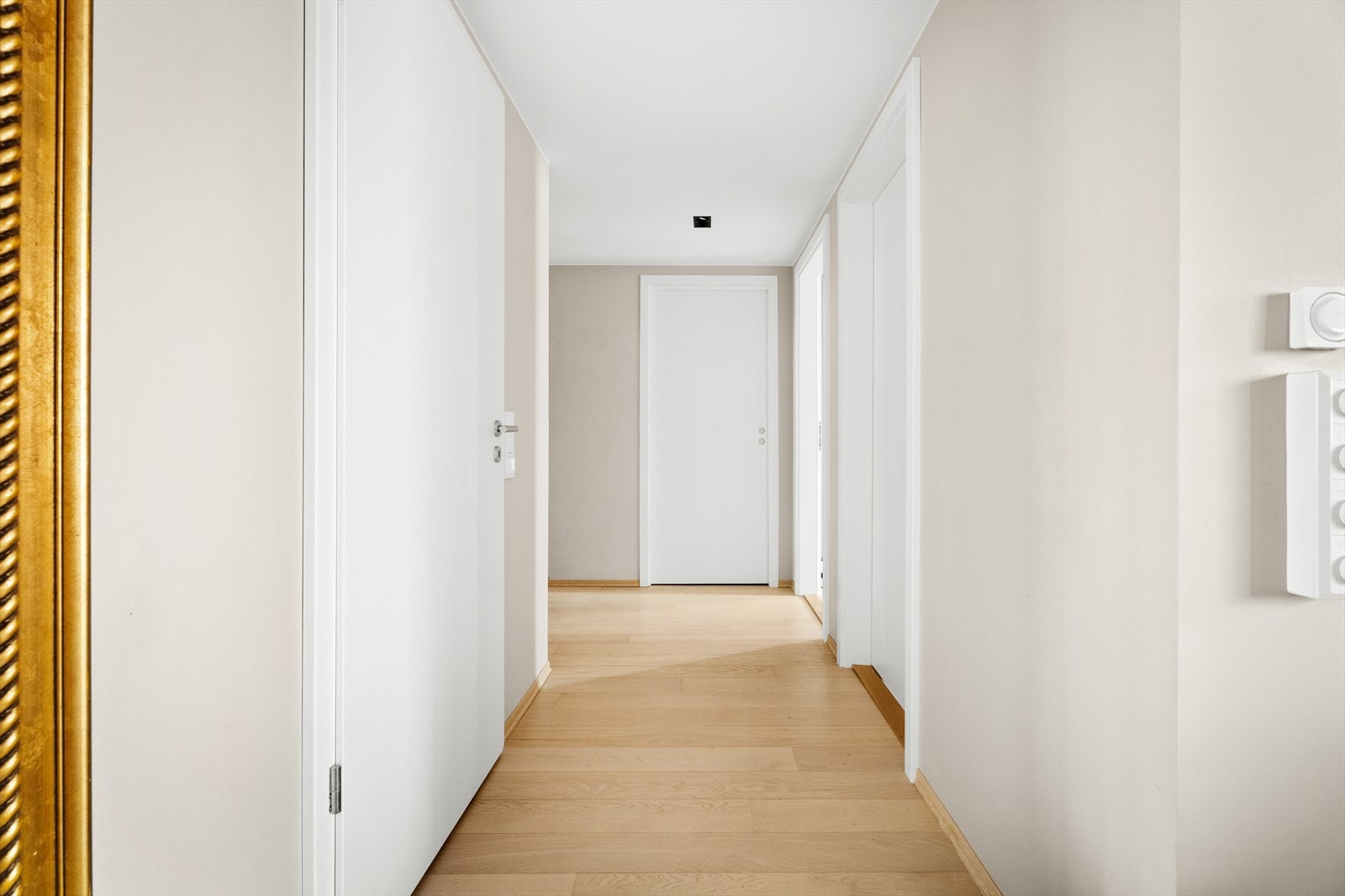 En separat gang fører til soverommene og badet, adskilt fra oppholdsrommene. Galleribilde