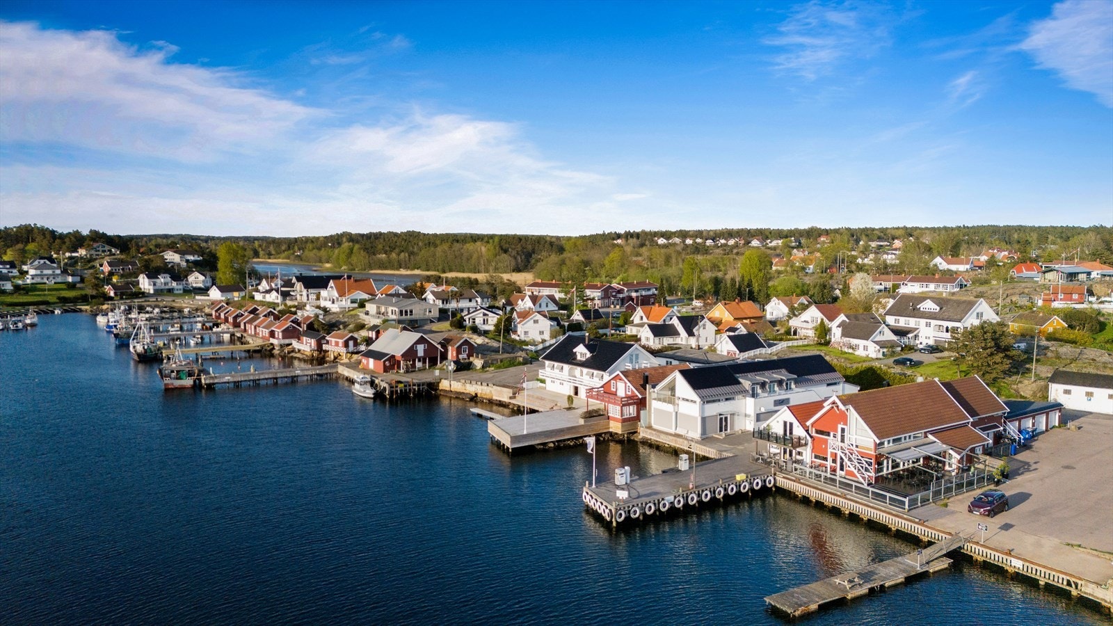 Her finner du sjarmerende sjøboder og et aktivt havnemiljø. Galleribilde