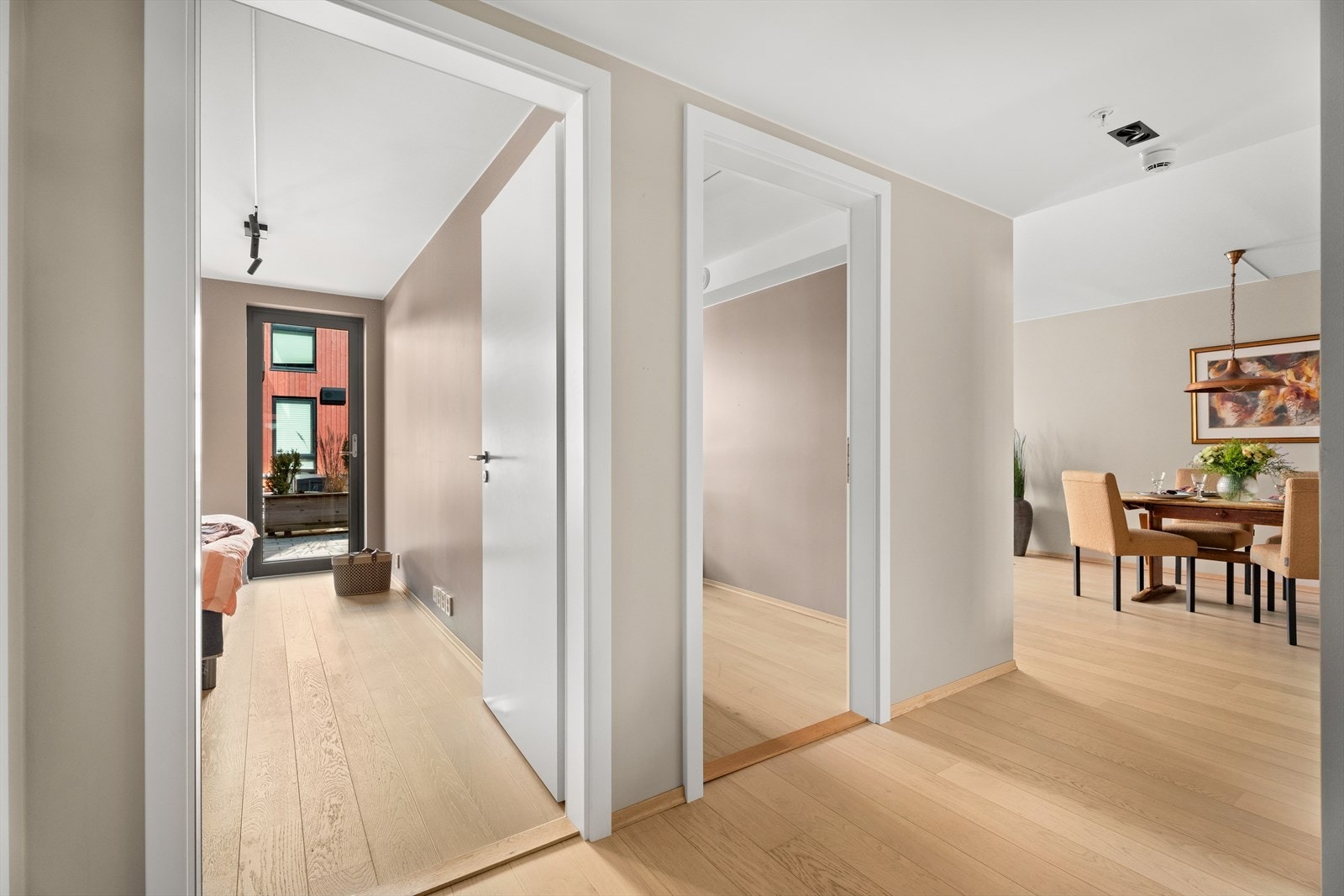 Gjennomgående materialvalg og en nøytral fargepalett skaper en helhetlig og harmonisk atmosfære. Galleribilde