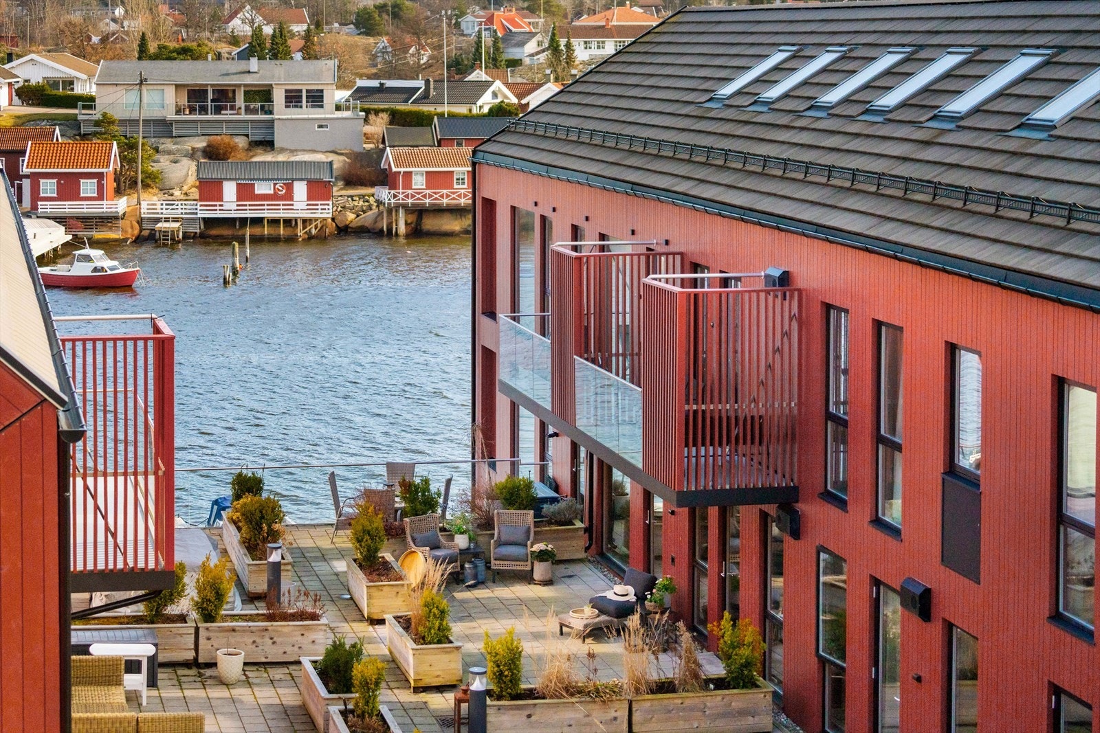 Uteplassen er omkranset av beplantning og ligger vendt mot et rolig gårdsrom. Galleribilde