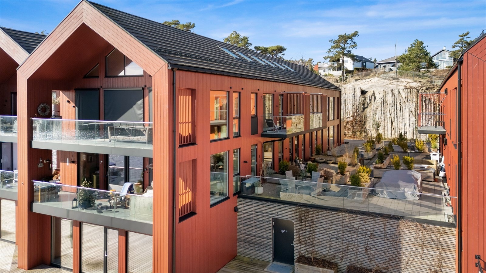 Bygget er fundamentert med peler til grunn og har etasjeskillere av betong. Galleribilde