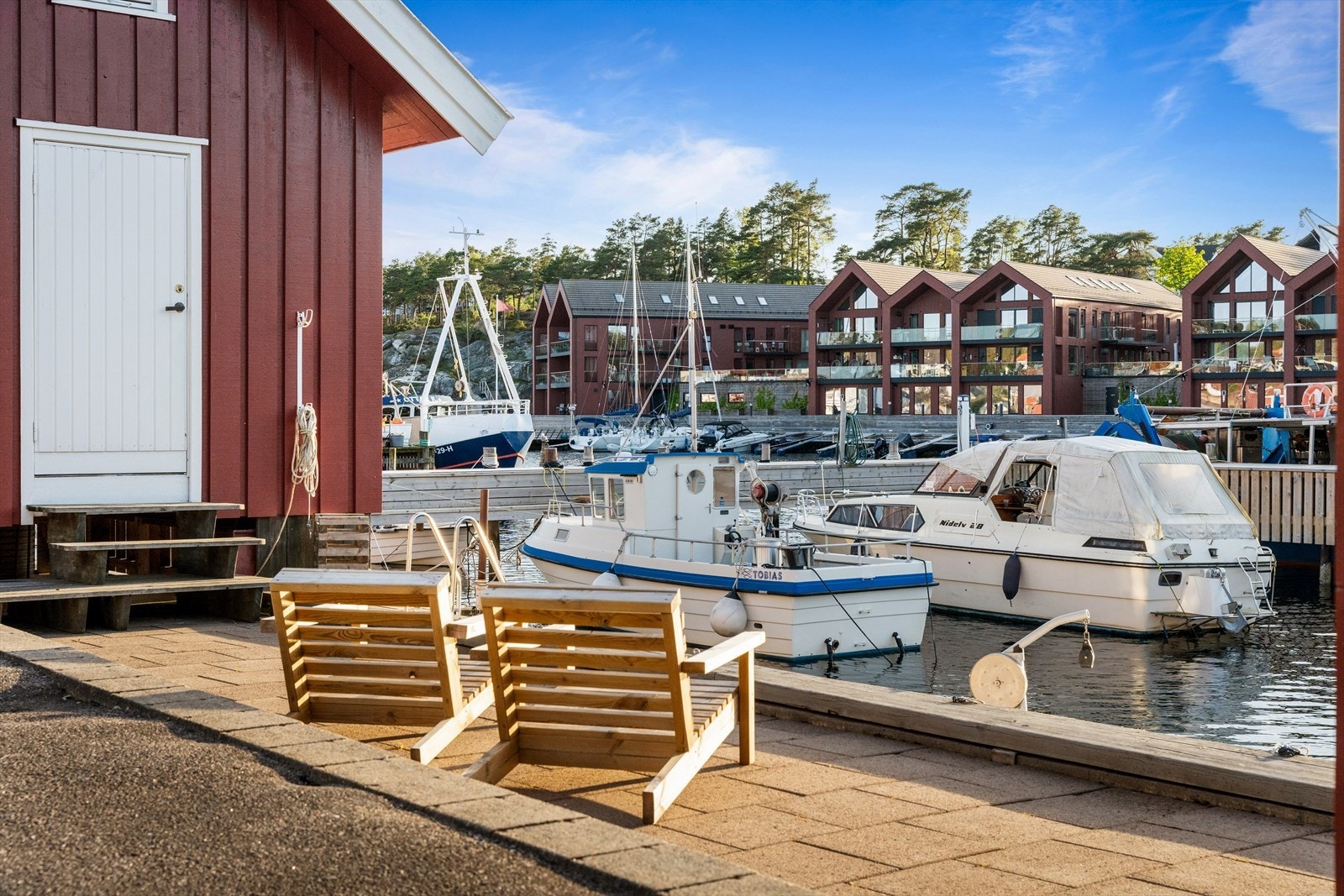 Her kan du sitte på bryggekanten og følge med på livet i havna. Galleribilde