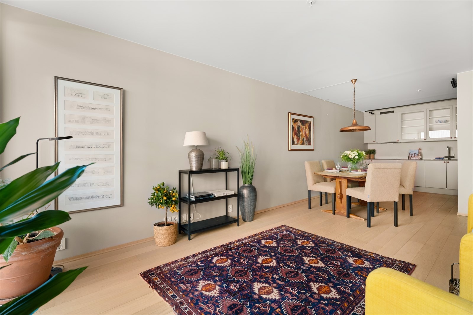 Stuen er romslig og lett å møblere, med plass til både sofagruppe og spiseplass. Galleribilde