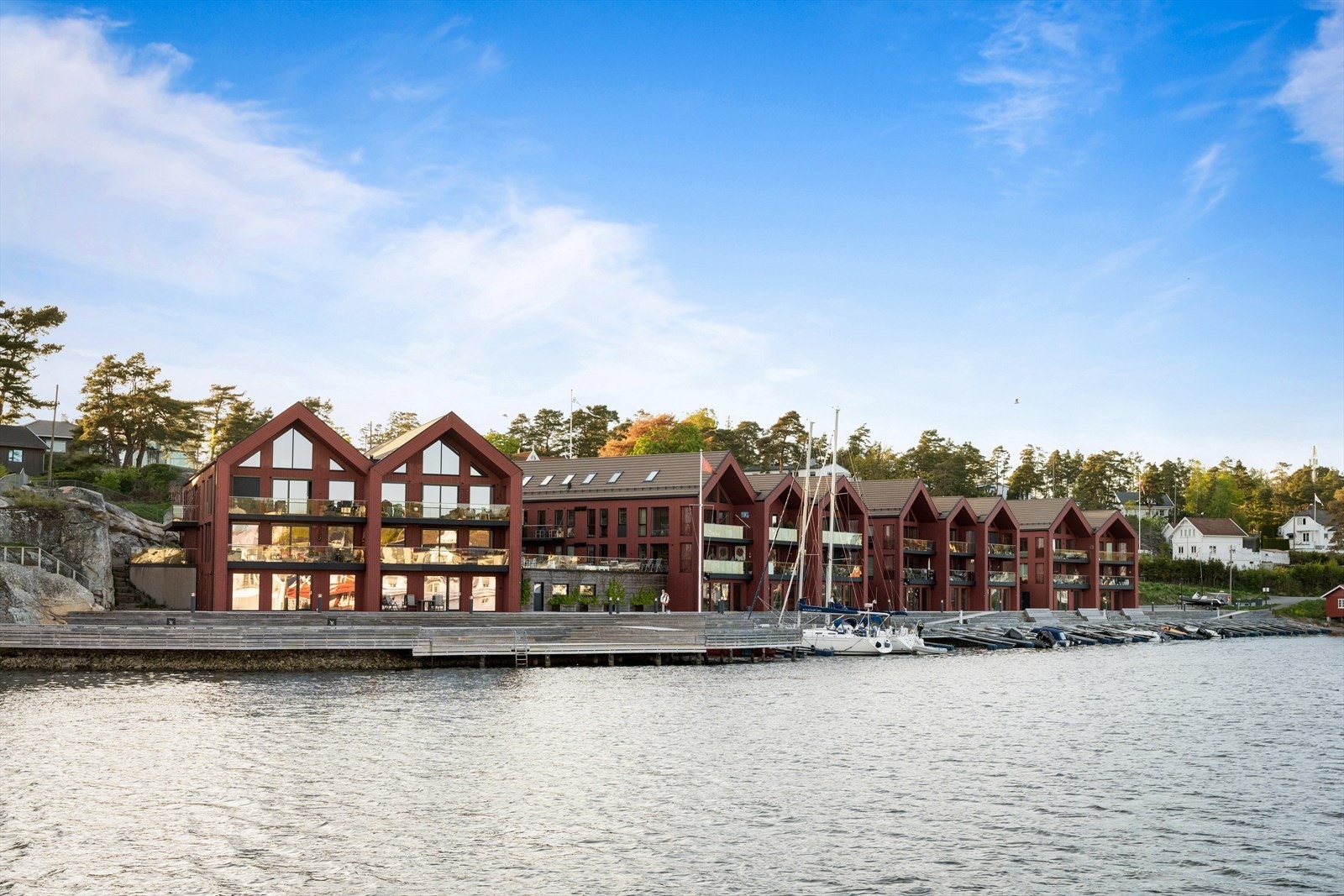 Arkitekturen er inspirert av klassiske sjøhus, men med en moderne vri. Galleribilde
