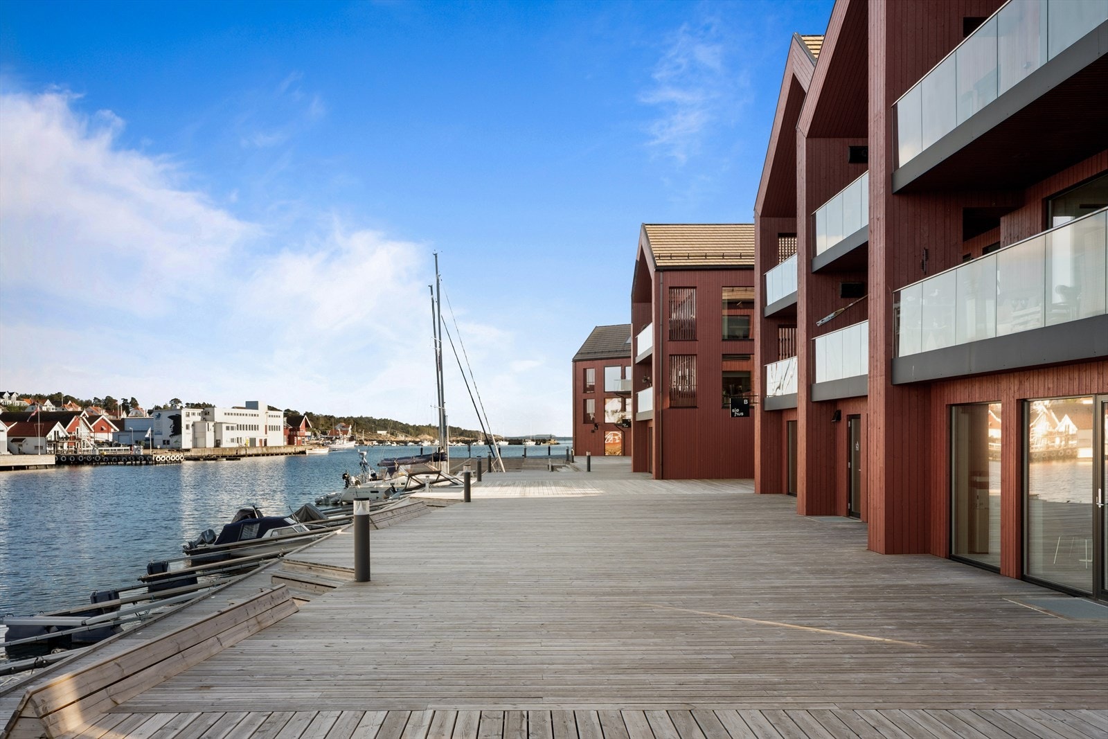 Bygget ligger helt i vannkanten med en bred bryggepromenade. Galleribilde