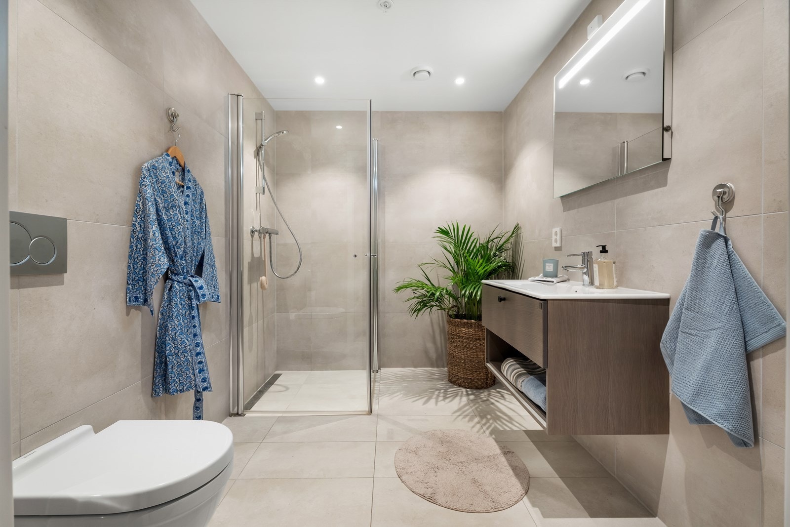 Badet er helfliset og har elektrisk gulvvarme for økt komfort. Galleribilde