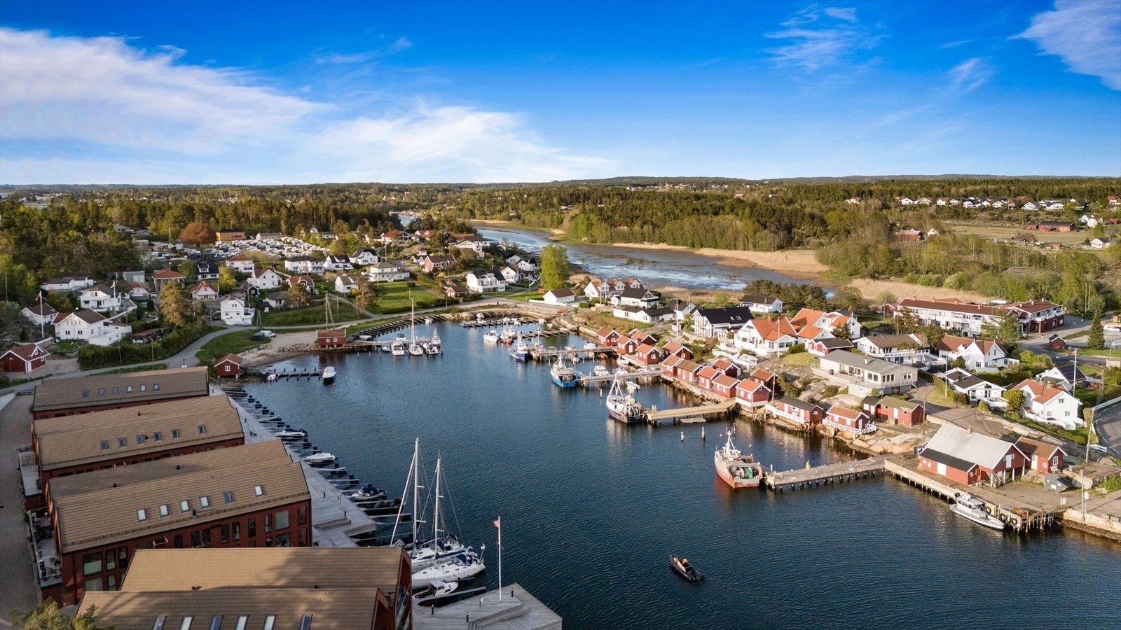 Engelsviken er et levende kystsamfunn med en blanding av ny og eldre bebyggelse. Galleribilde