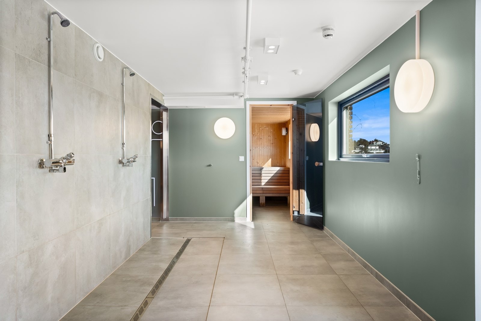 I tilknytning til badstuen finnes felles dusjanlegg og omkledningsrom. Galleribilde