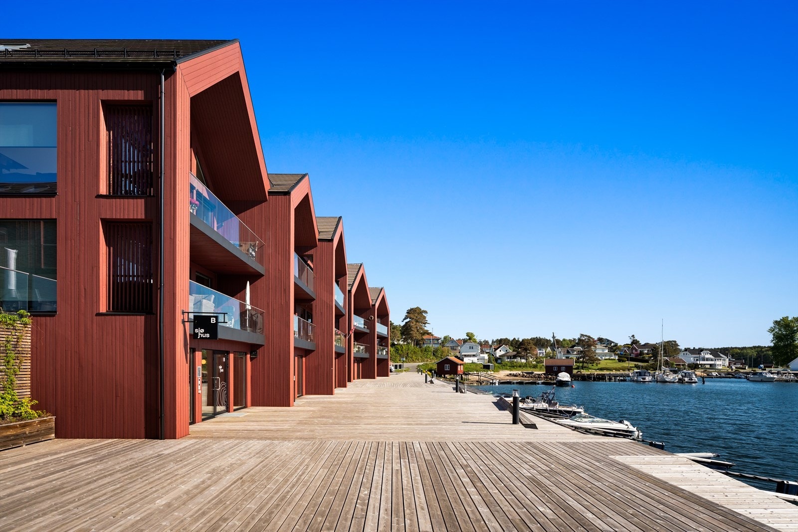 Den brede promenaden gir god plass for både gående og lek. Galleribilde