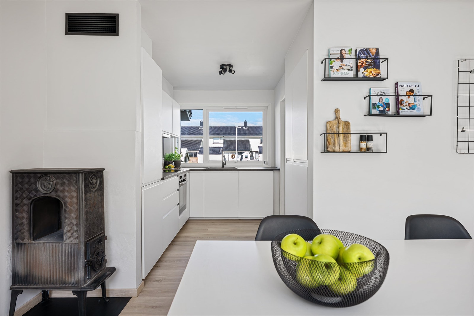 Kjøkkeninnredningen fra IKEA ( 2024), i tidløs hvit og sort benkeplate. Galleribilde