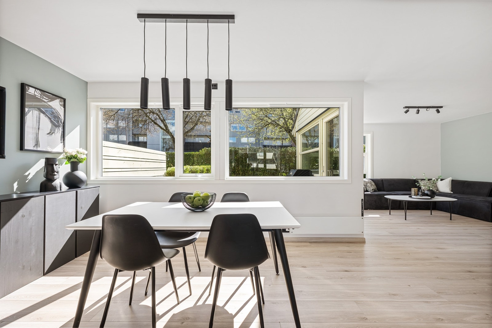 Videre inn kommer man til lys stue og kjøkken med utgang til terrasse og hage, med rikelig plass til hagemøbler og grill. Galleribilde