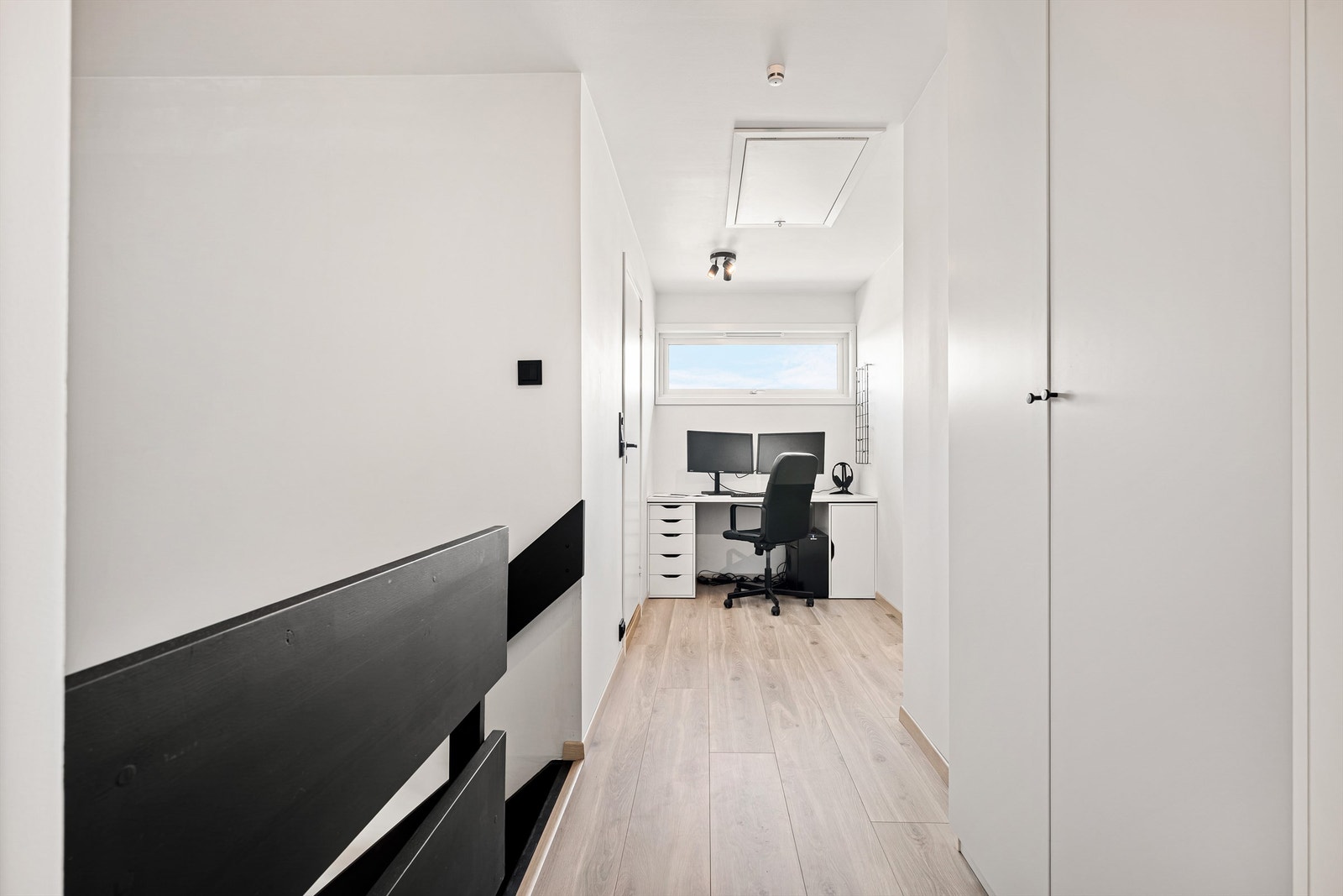 I boligens øverste etasje finner man 2 soverom av god størrelse, flott nyoppusset bad fra 2025, bod og tilgang til loft med lagringsplass. Galleribilde