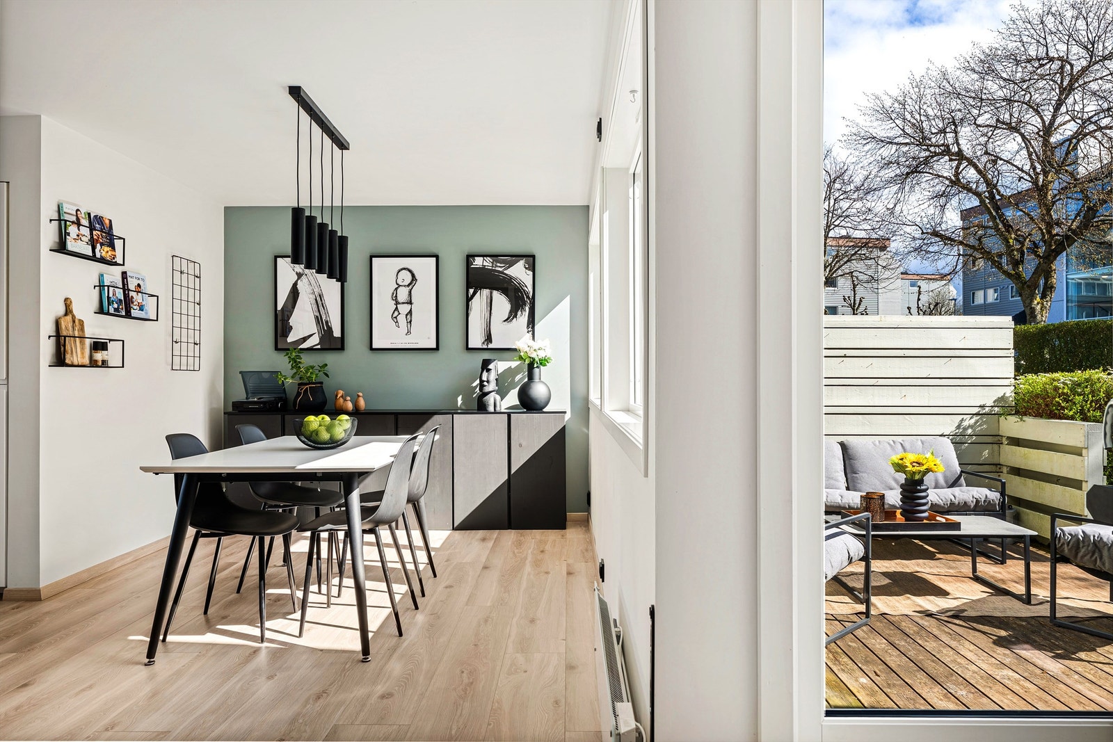 Store vindusflater ut mot hagen, gir en ekstra god og luftig romfølelse. Stue og kjøkken ligger delvis adskilt fra hverandre, samtidig som noe åpent. Galleribilde