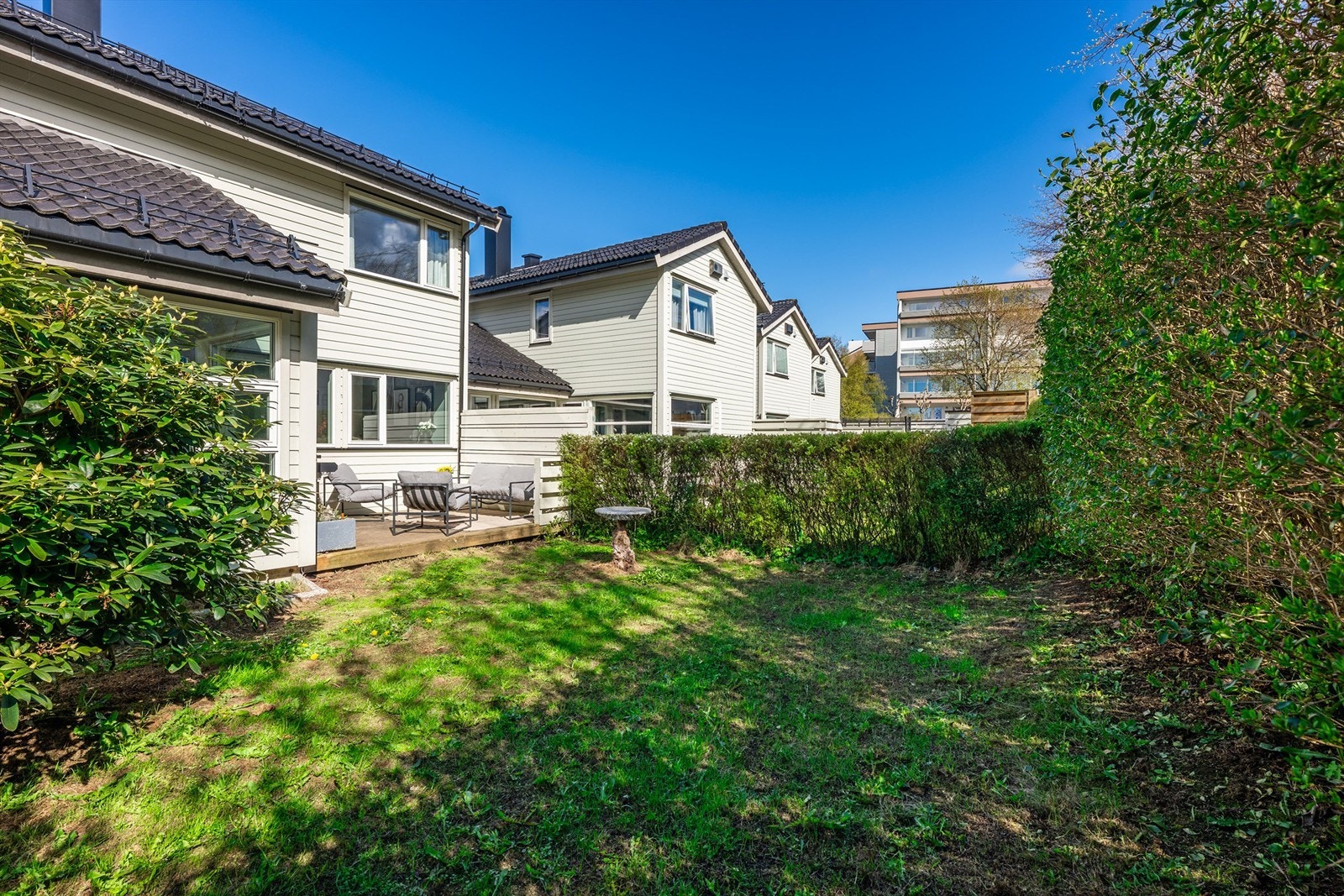 Boligen har en fin terrasse og hage ut fra stue med gode solforhold. Plen er nysådd og partier med jord er også ettersådd. Galleribilde