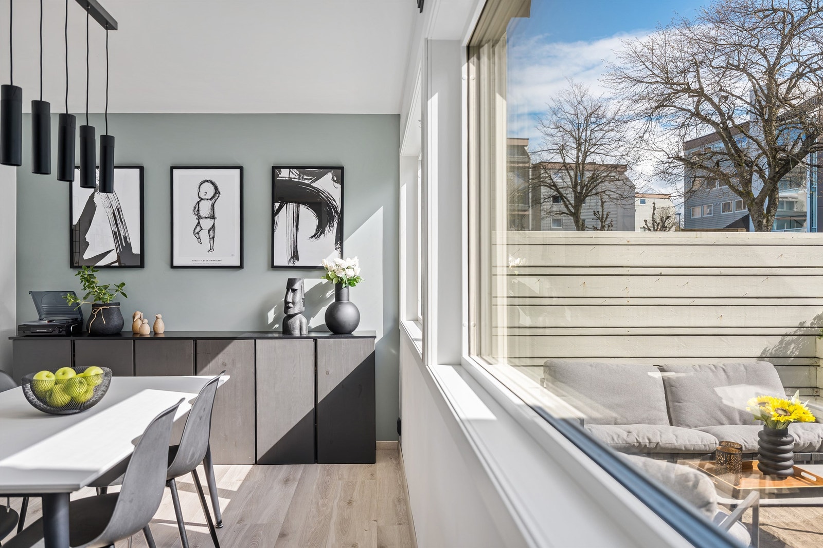 Fin bolig med utvendig terrasse . Galleribilde