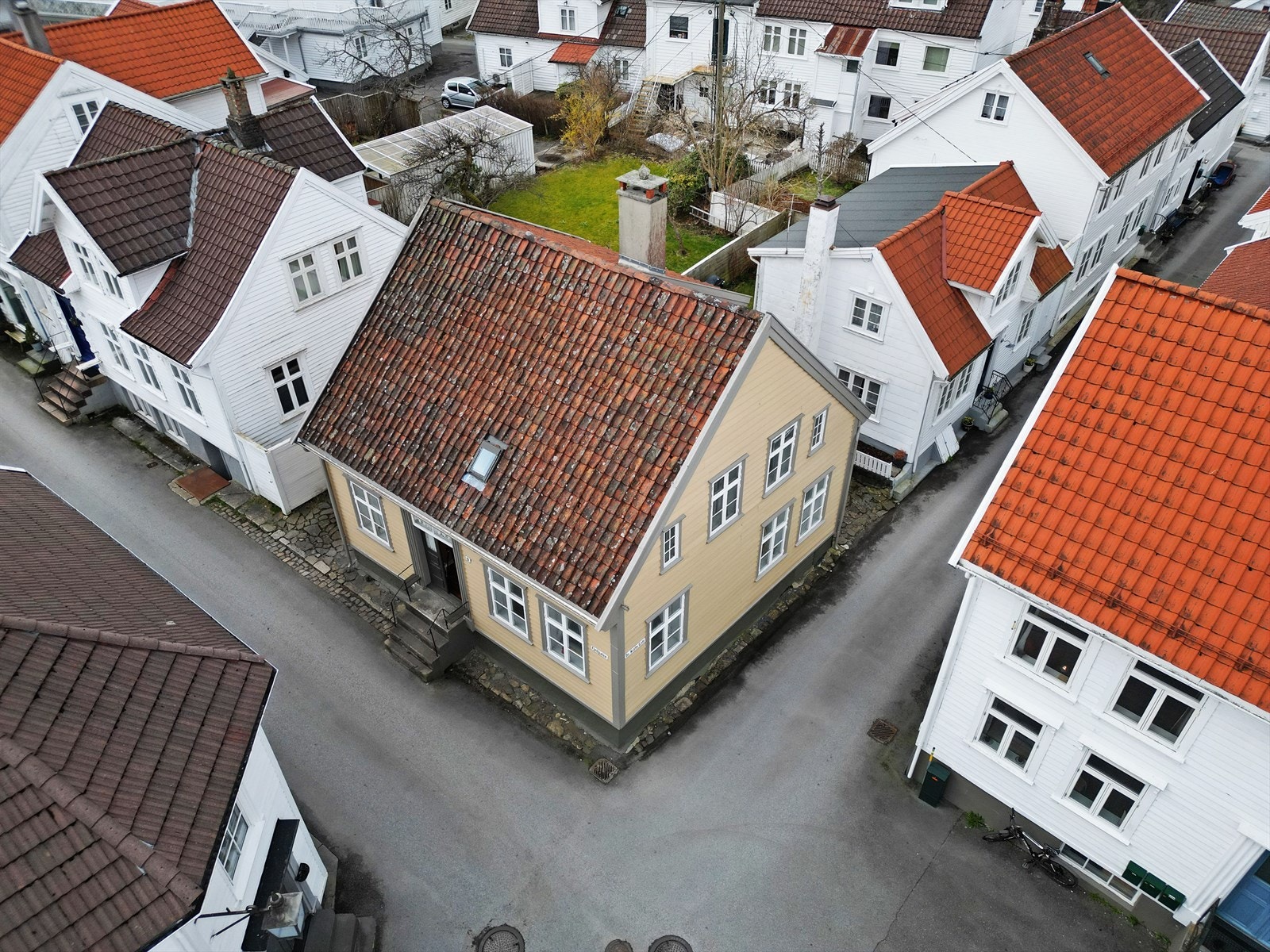 Eiendommen har en ærverdig beliggenhet i Hollenderbyen, kjent for sin sjarmerende, hvite trehusbebyggelse. Galleribilde