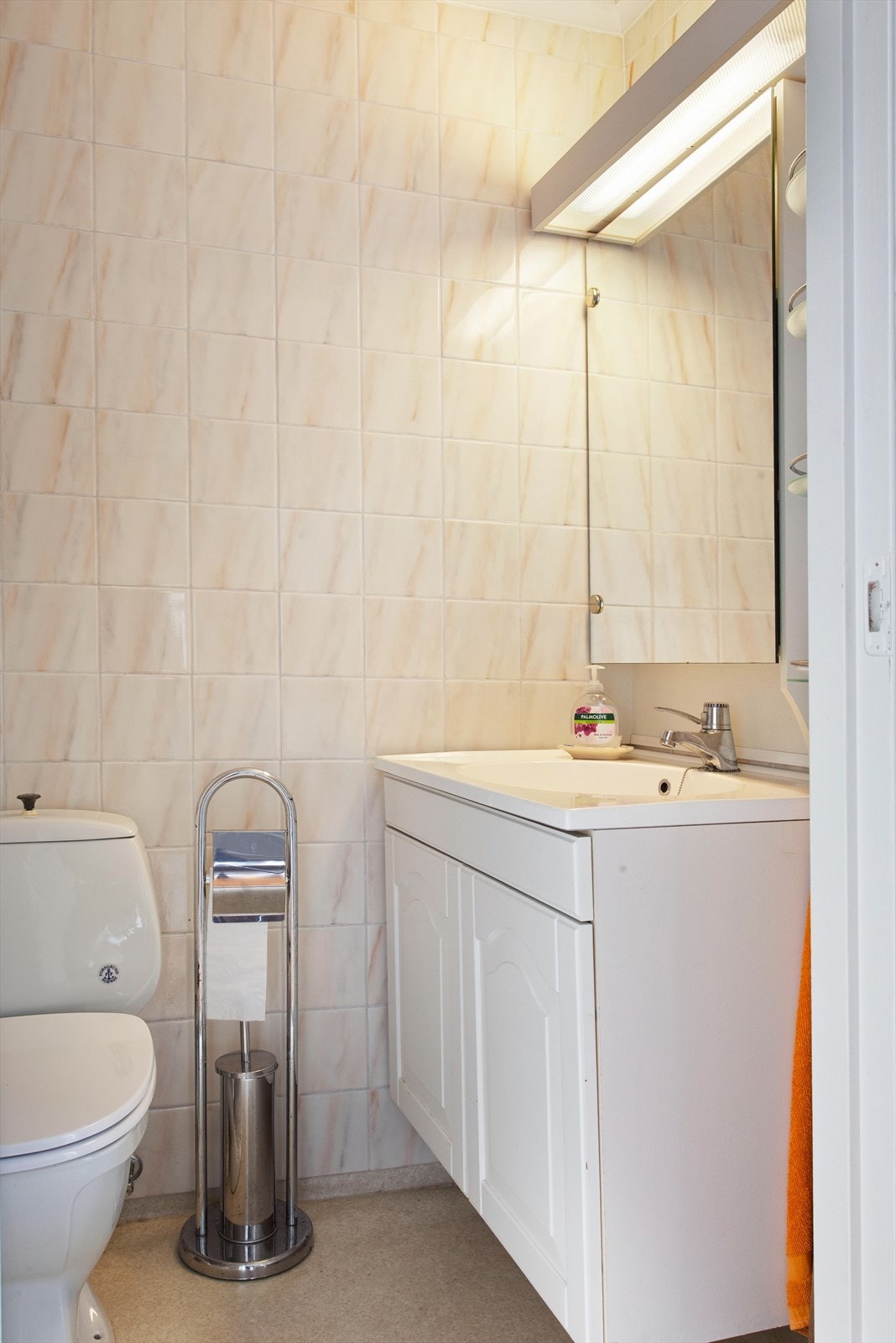 Baderomsinnredning med servant og speil. Rommet ventileres via ventil i vegg. Galleribilde