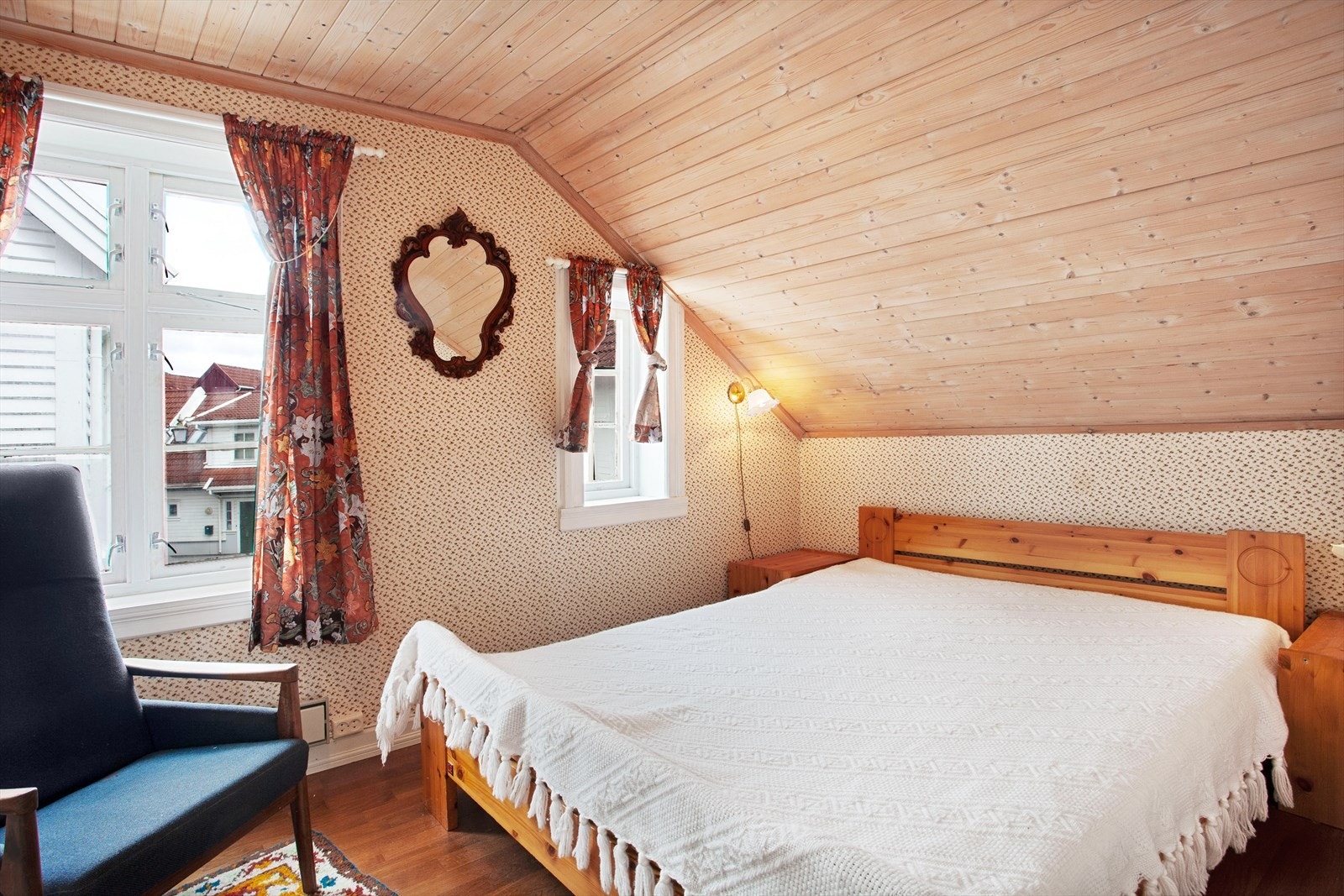 Rommet har plass til dobbeltseng og oppbevaring. Galleribilde