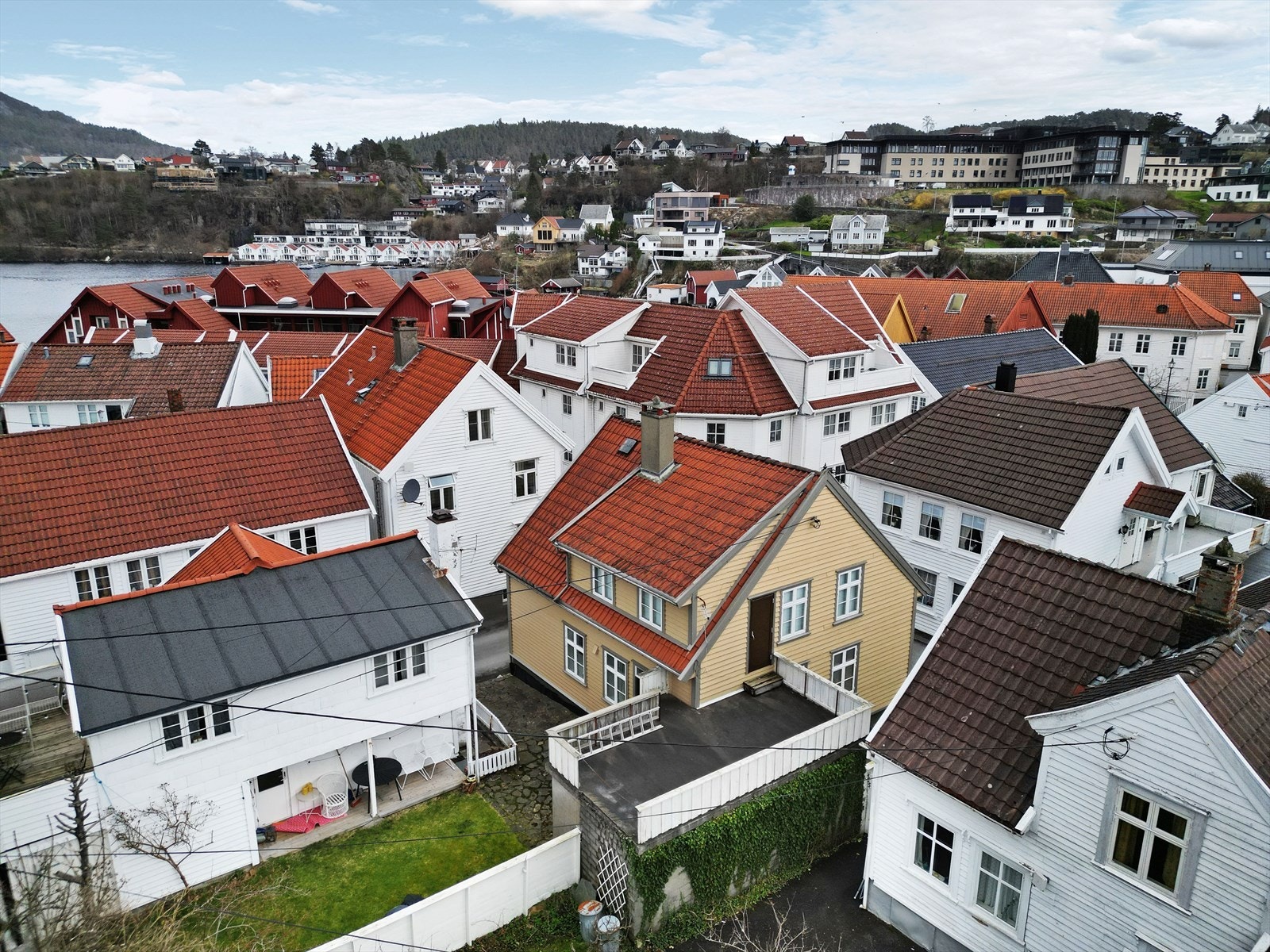 Med eiendommen følger bakgård og hageparsell. Galleribilde