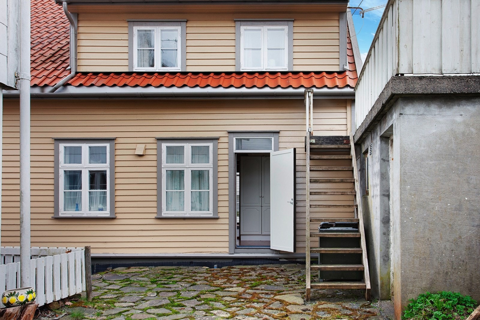 På baksiden av boligen er det en uteplass med adkomst fra første etasje. Galleribilde