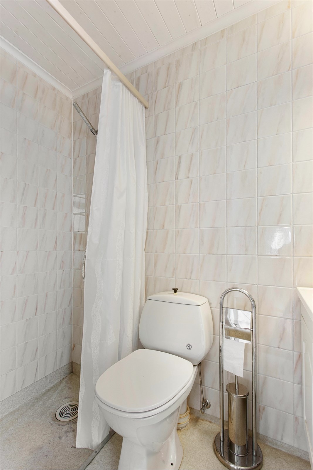 Badet i første etasje har fliser på veggene og er innredet med toalett og dusj. Galleribilde