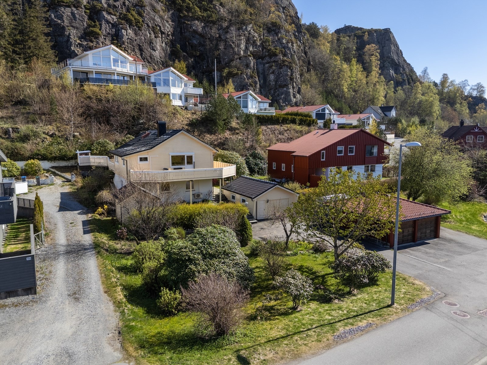 - Fra boligen er det kun 3 minutters gange til nærmeste busstopp, hvor totalt 6 ulike linjer går - Galleribilde