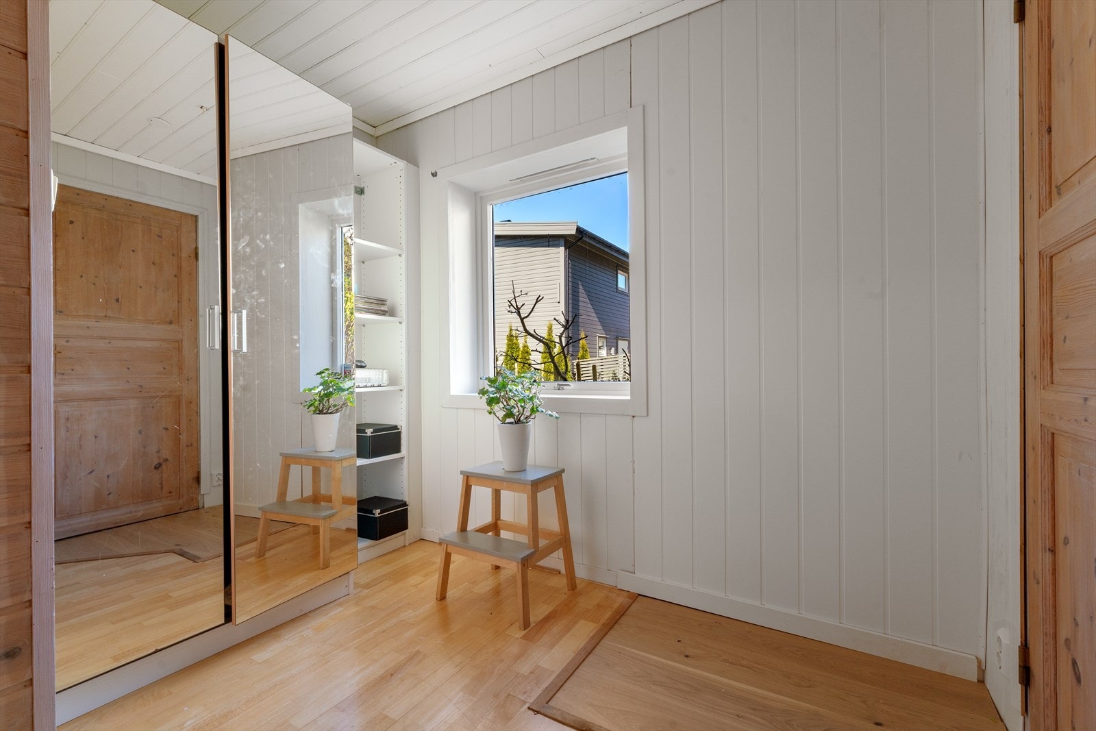 - Her har man god plass til seng i ønsket størrelse, garderobeløsning og skrivebord eksempelvis - Galleribilde
