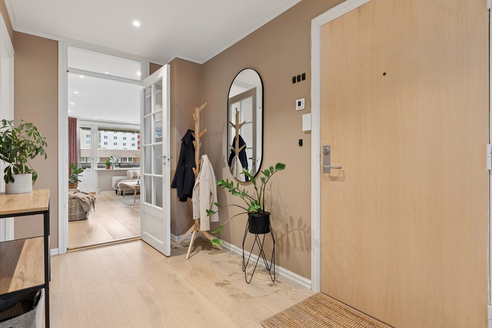 Entréen og gangen har, som resten av leiligheten, parkettgulv og downlights i taket fra oppgraderingen i 2020. Galleribilde