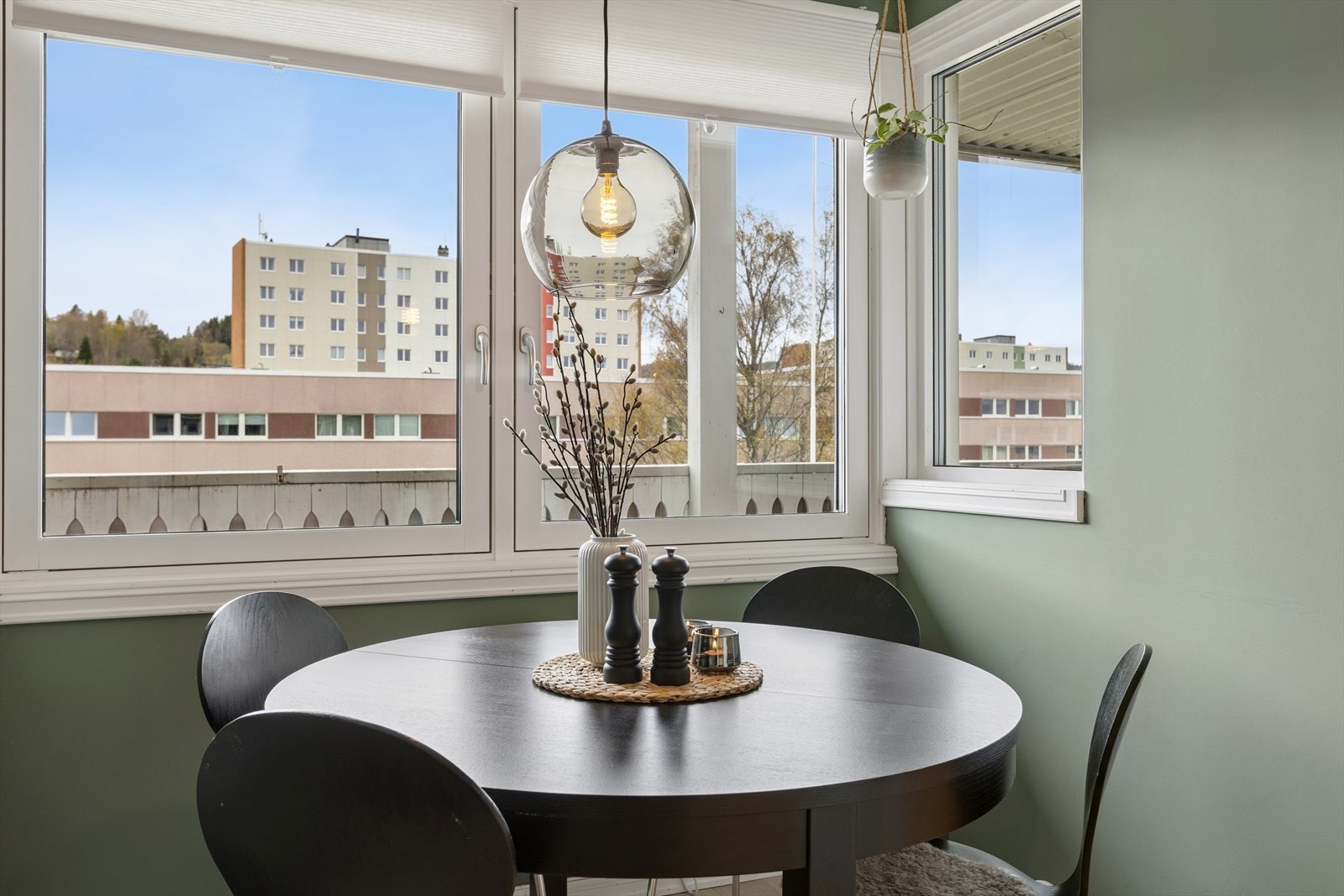 Kjøkkenet har en praktisk spiseplass ved vinduet, perfekt for hverdagens måltider. Galleribilde