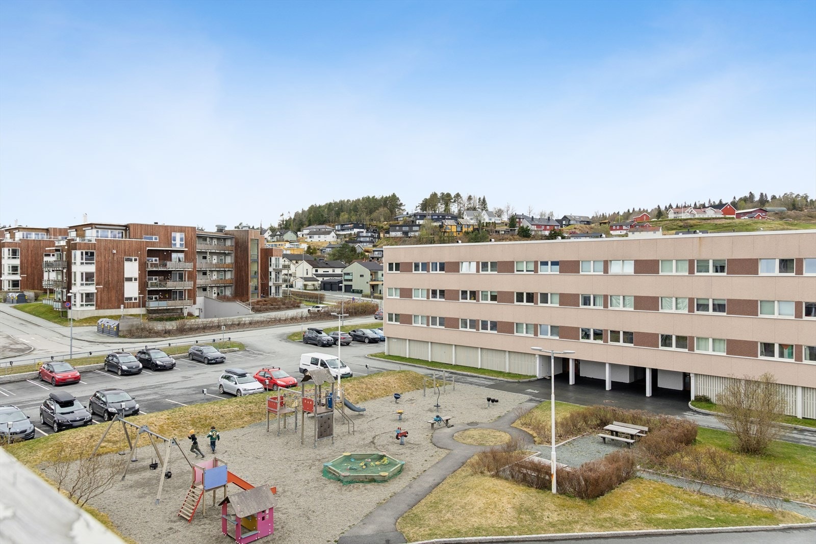 Fra balkongen ser du ned på en av borettslagets lekeplasser - trygt og oversiktlig for barnefamilier. Galleribilde