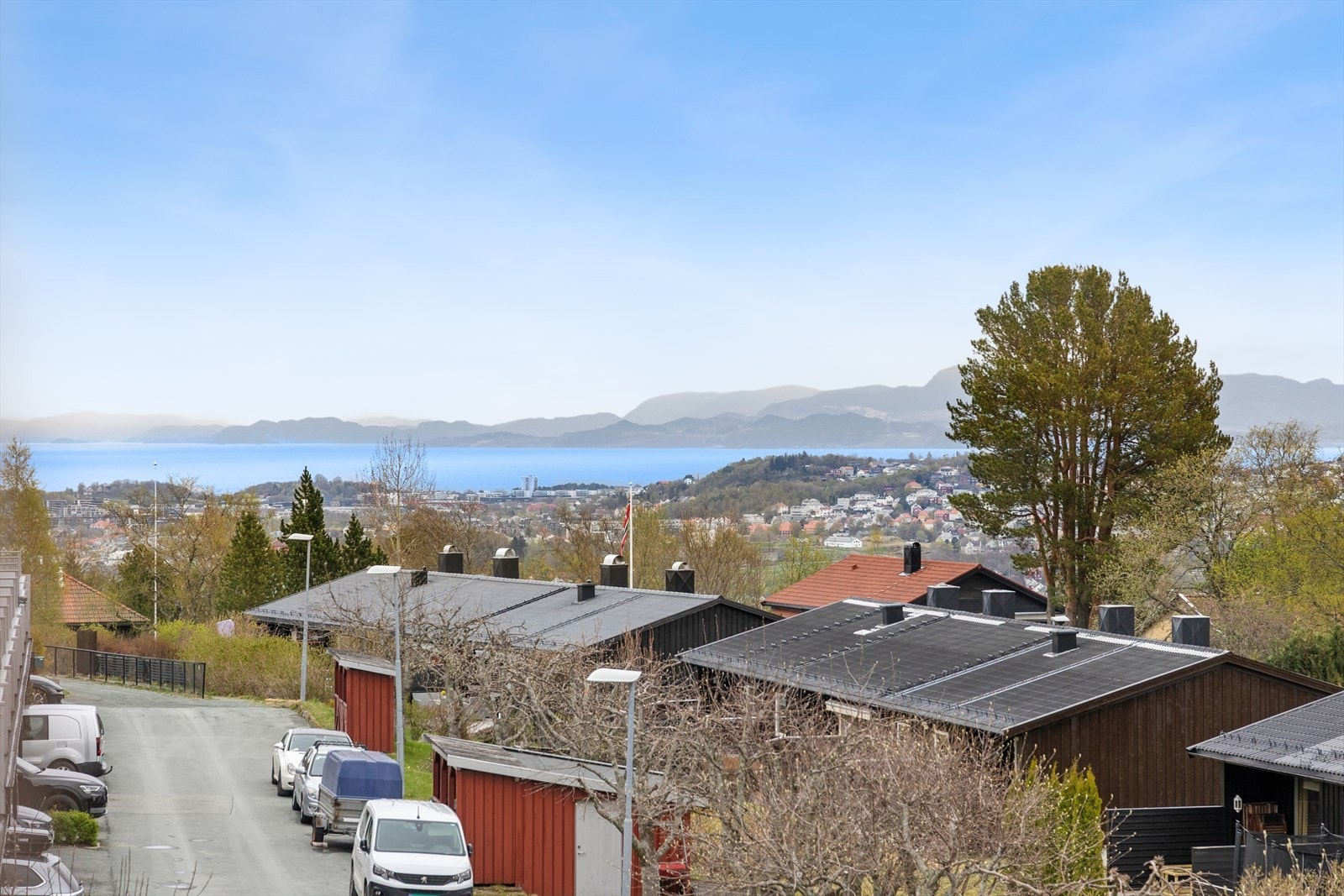 Kollektivtilbudet er godt, med busstoppet Nyborg kun få minutters gange unna for effektiv reise til sentrum. Galleribilde