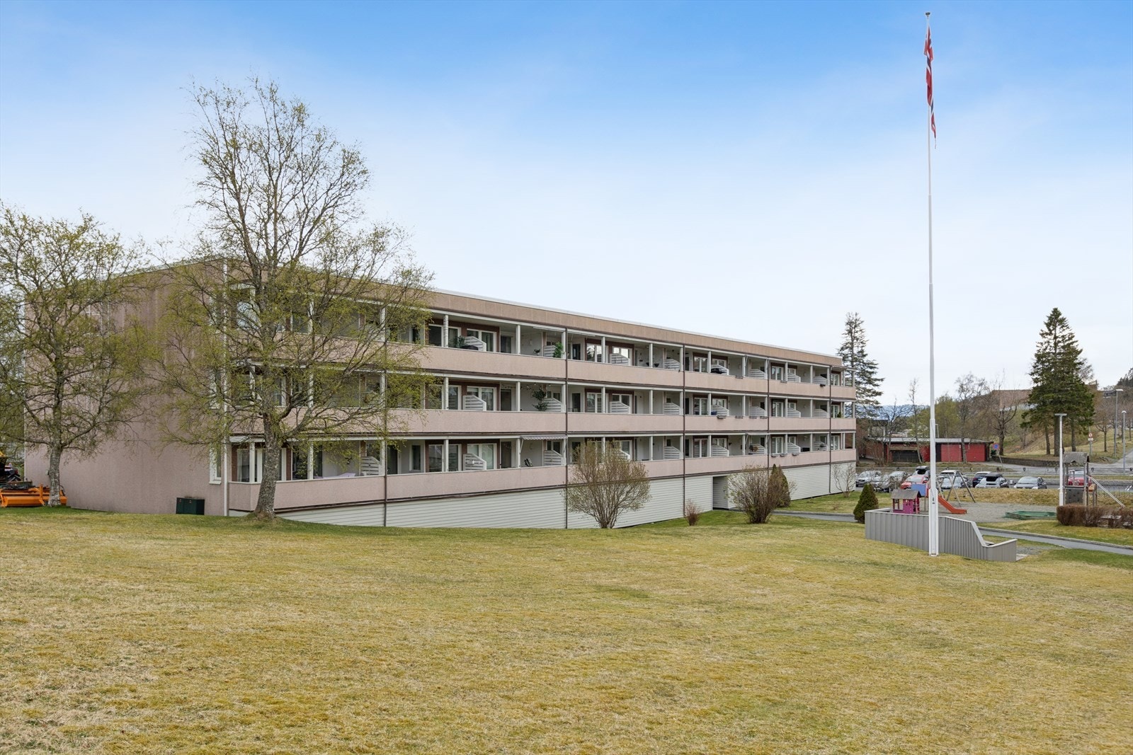 Leiligheten er en del av et veldrevet borettslag med ansatt vaktmester som tar seg av daglig vedlikehold. Galleribilde