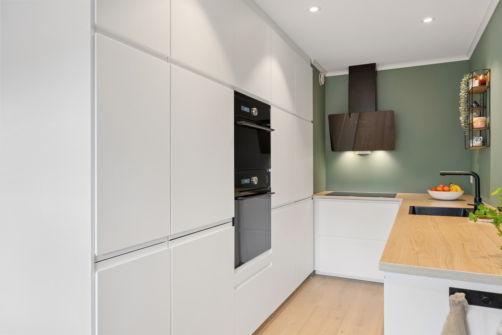 Leiligheten ble vesentlig oppgradert i 2020, med et nytt IKEA Voxtorp-kjøkken med integrerte hvitevarer. Galleribilde