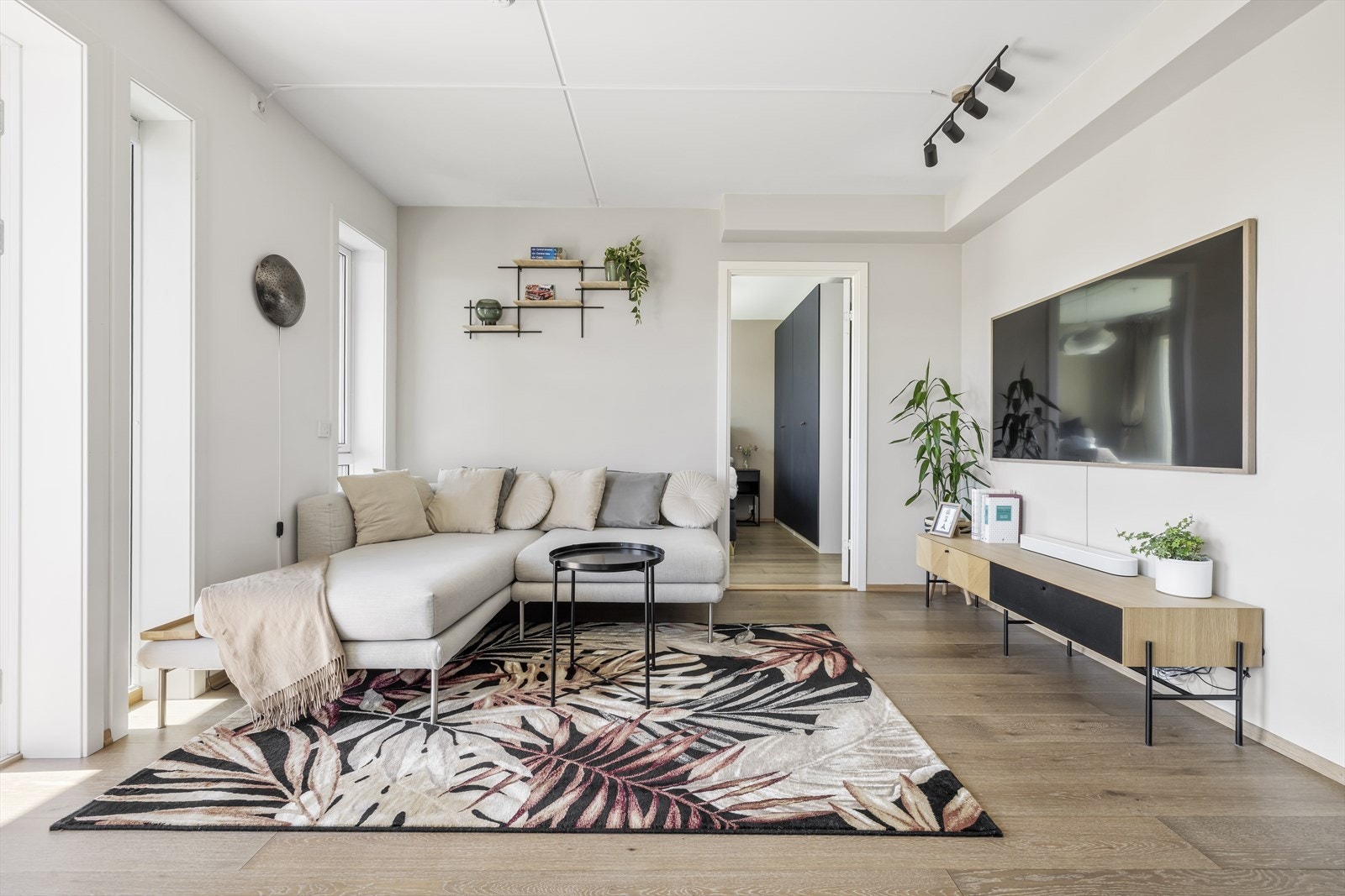 Leiligheten holder en gjennomgående høy standard og fremstår som moderne og stilren. Galleribilde
