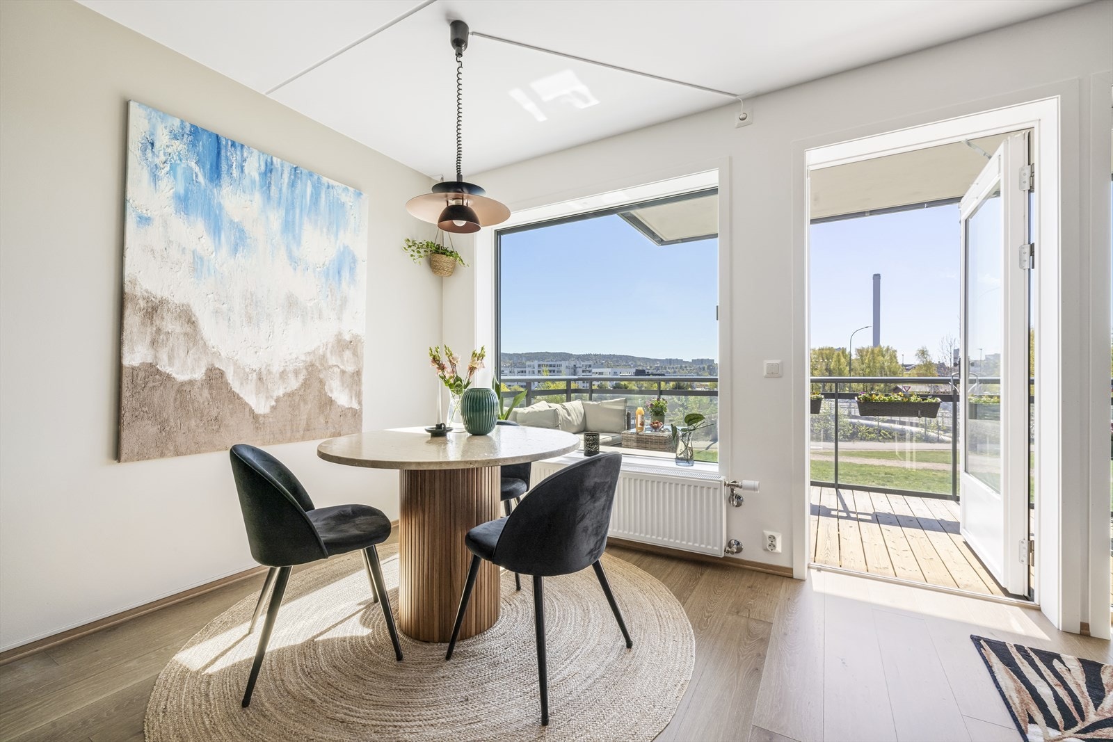 Det er rikelig med plass til et spisebord, hvor du kan samles til hyggelige måltider i godt selskap. Galleribilde