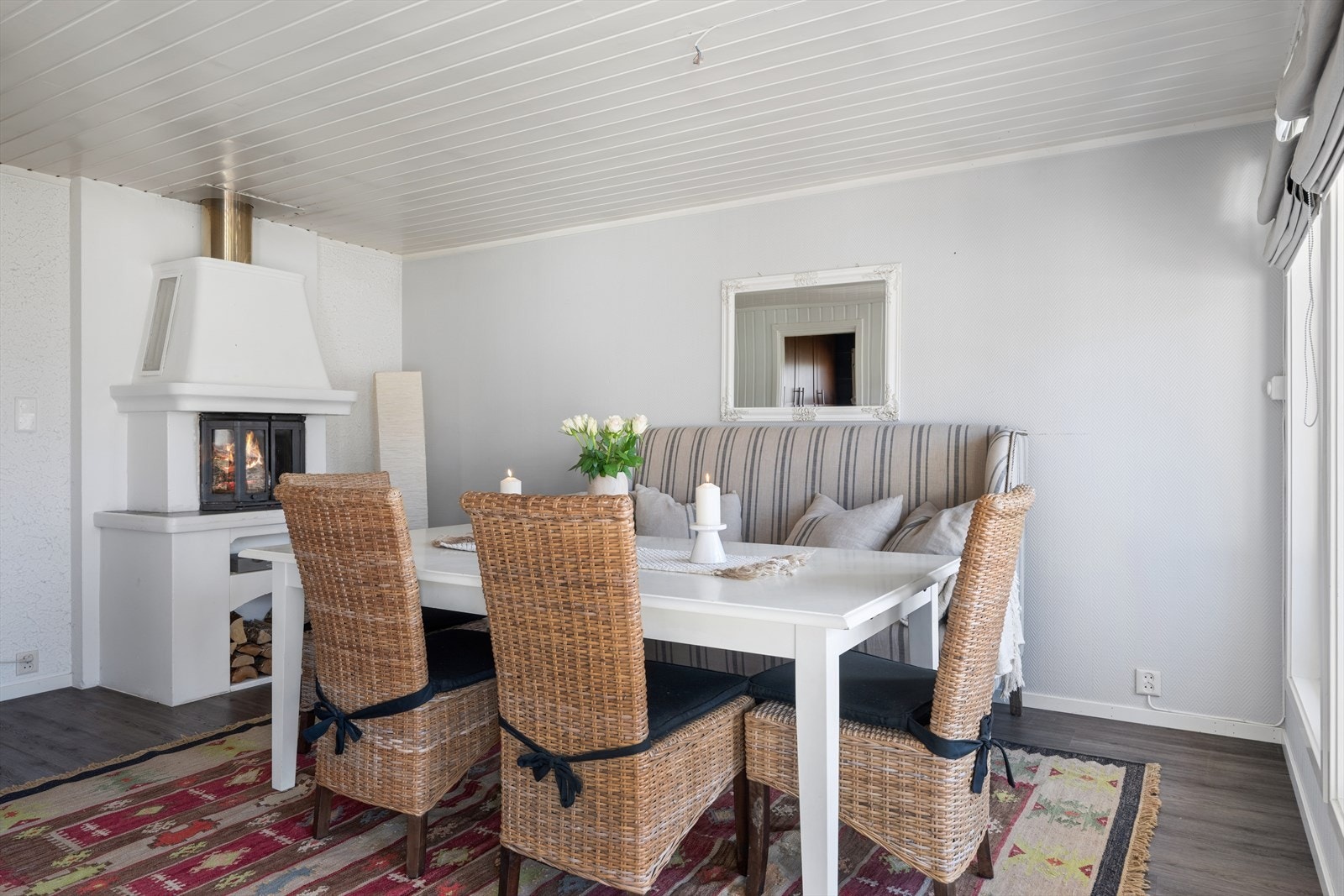 God plass til både spisebord og sofagruppe i stuens sosiale sone. Galleribilde