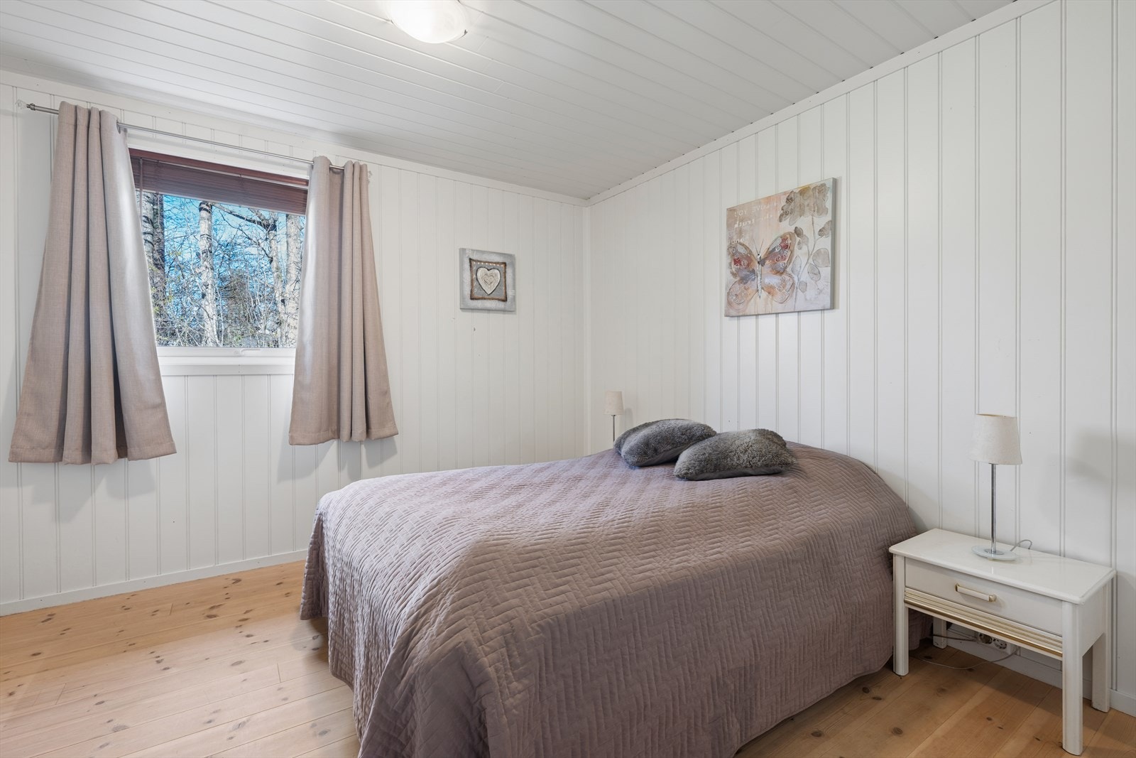 Soverom med plass til dobbeltseng og vindu mot naturomgivelsene. Galleribilde