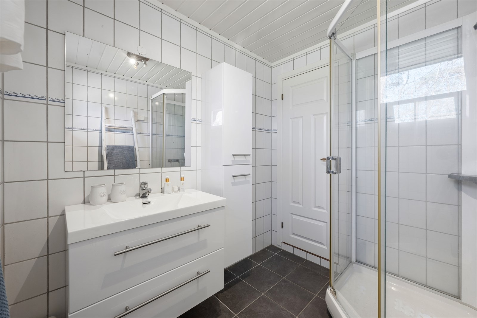Badet har flislagte overflater, elektriske varmekabler i gulvet og dusjkabinett. Galleribilde