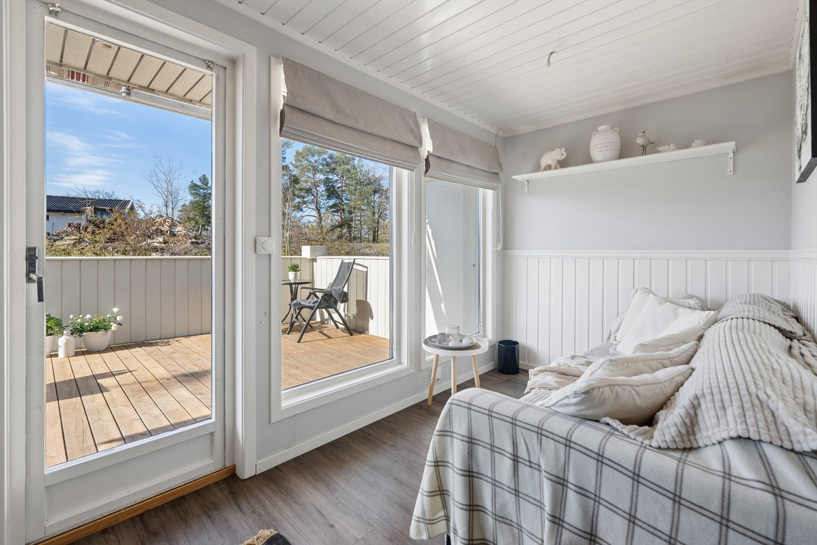 En hyggelig krok i stuen gir ekstra plass for avslapning, med utsikt mot uteområdet. Galleribilde
