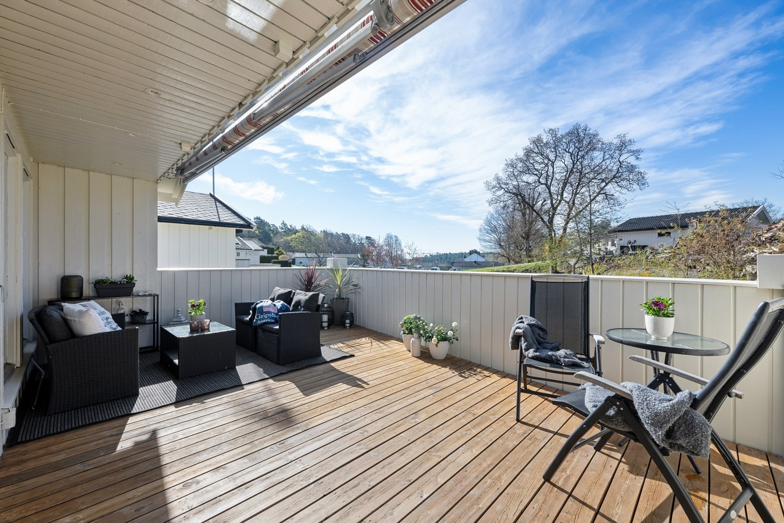 En fin uteplass i impregnerte terrassebord med god plass til både sittegruppe og grill. Galleribilde