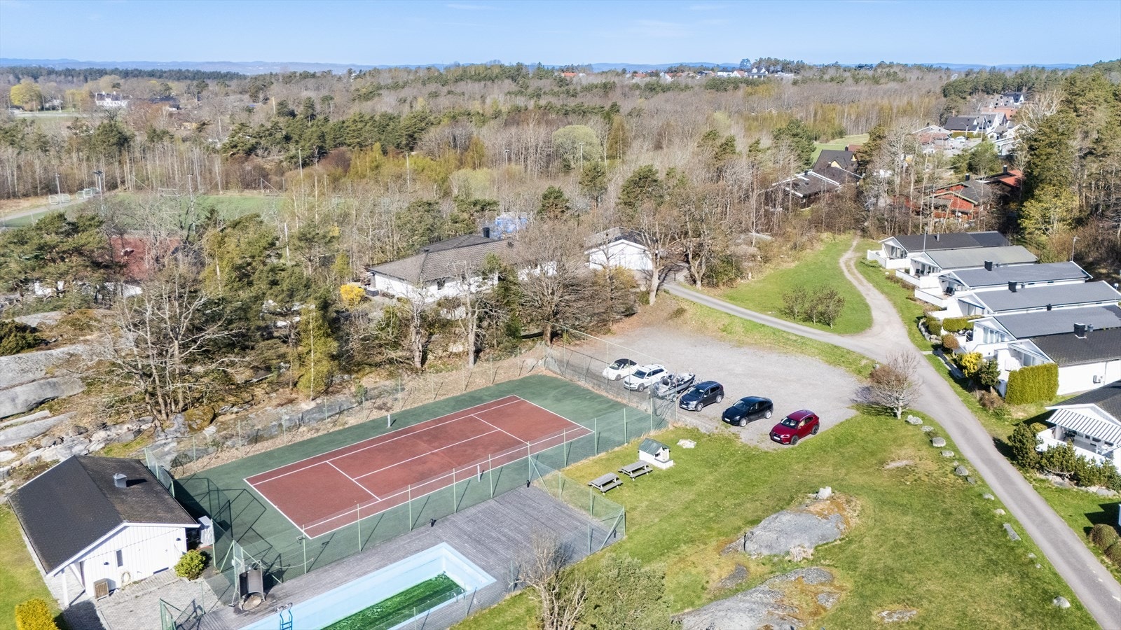 Som en del av Fagerheim Sameie har du tilgang til felles svømmebasseng og tennisbane. Galleribilde