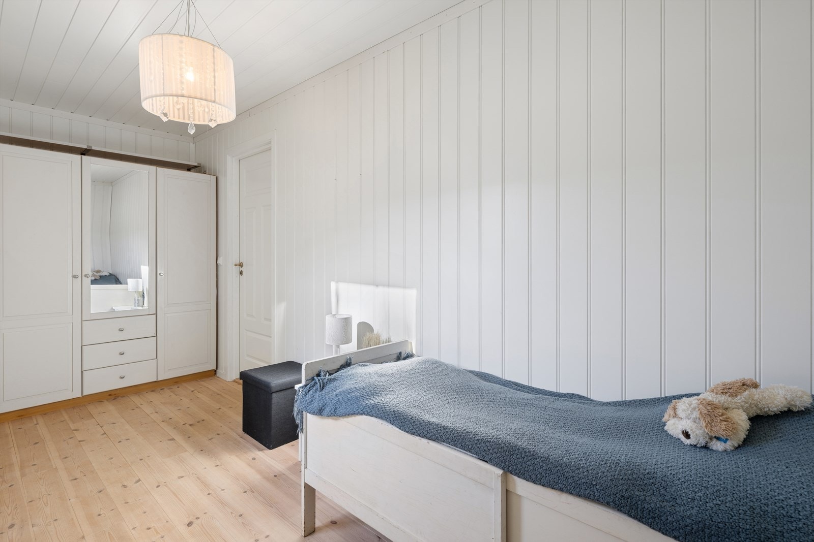 Et av hyttas soverom, med plass til enkeltseng og garderobeskap. Galleribilde